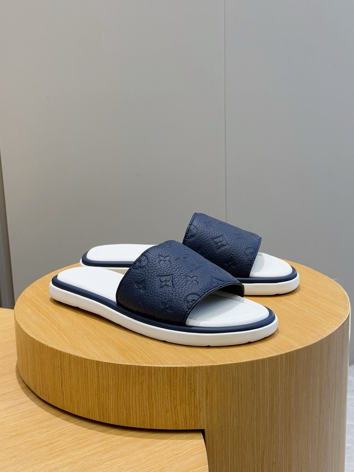 루이비통(LV) 워터프론트(Waterfront) 모노그램 워터프루프 슬리퍼 신발