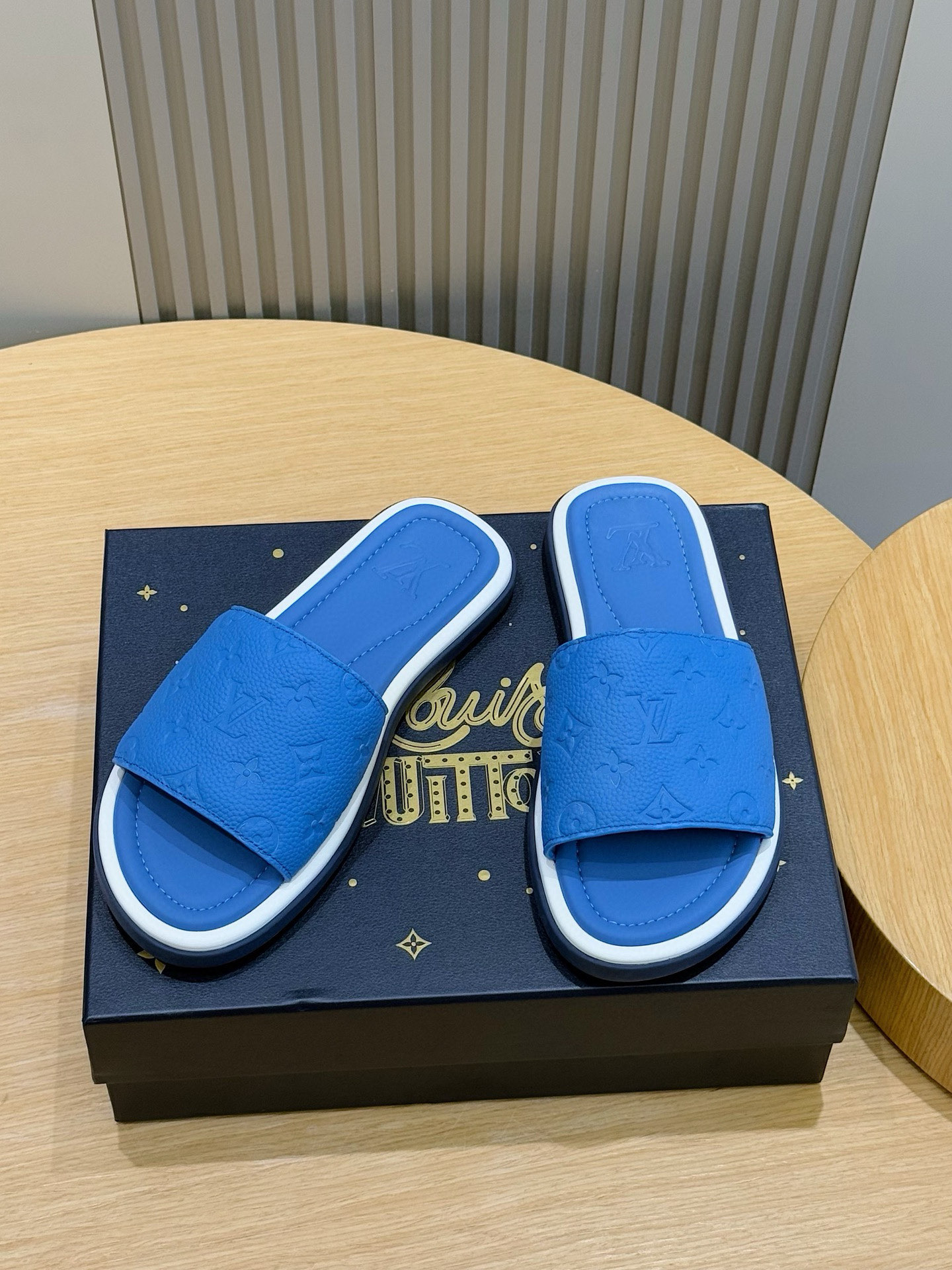 루이비통(LV) 워터프론트(Waterfront) 모노그램 워터프루프 슬리퍼 신발