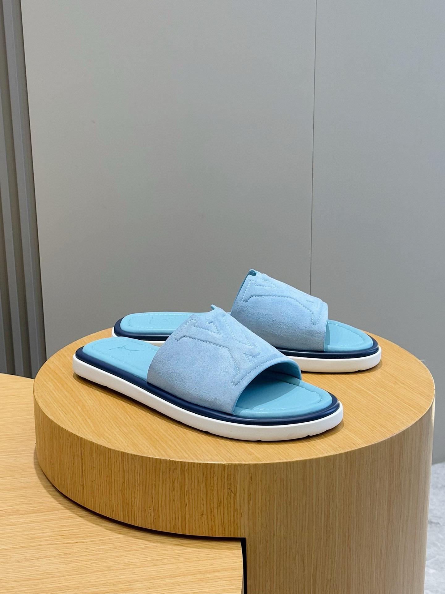 루이비통(LV) 워터프론트(Waterfront) 모노그램 워터프루프 슬리퍼 신발