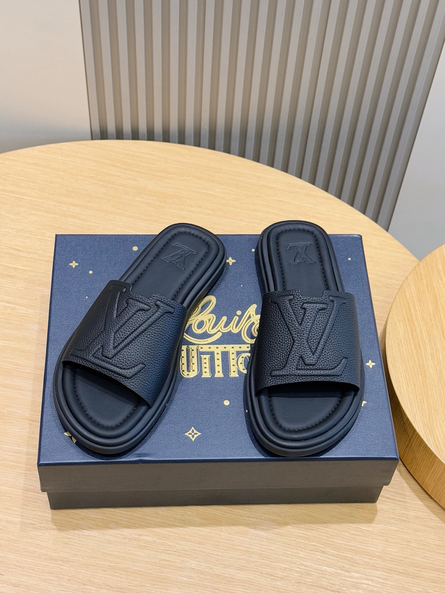 루이비통(LV) 워터프론트(Waterfront) 모노그램 워터프루프 슬리퍼 신발
