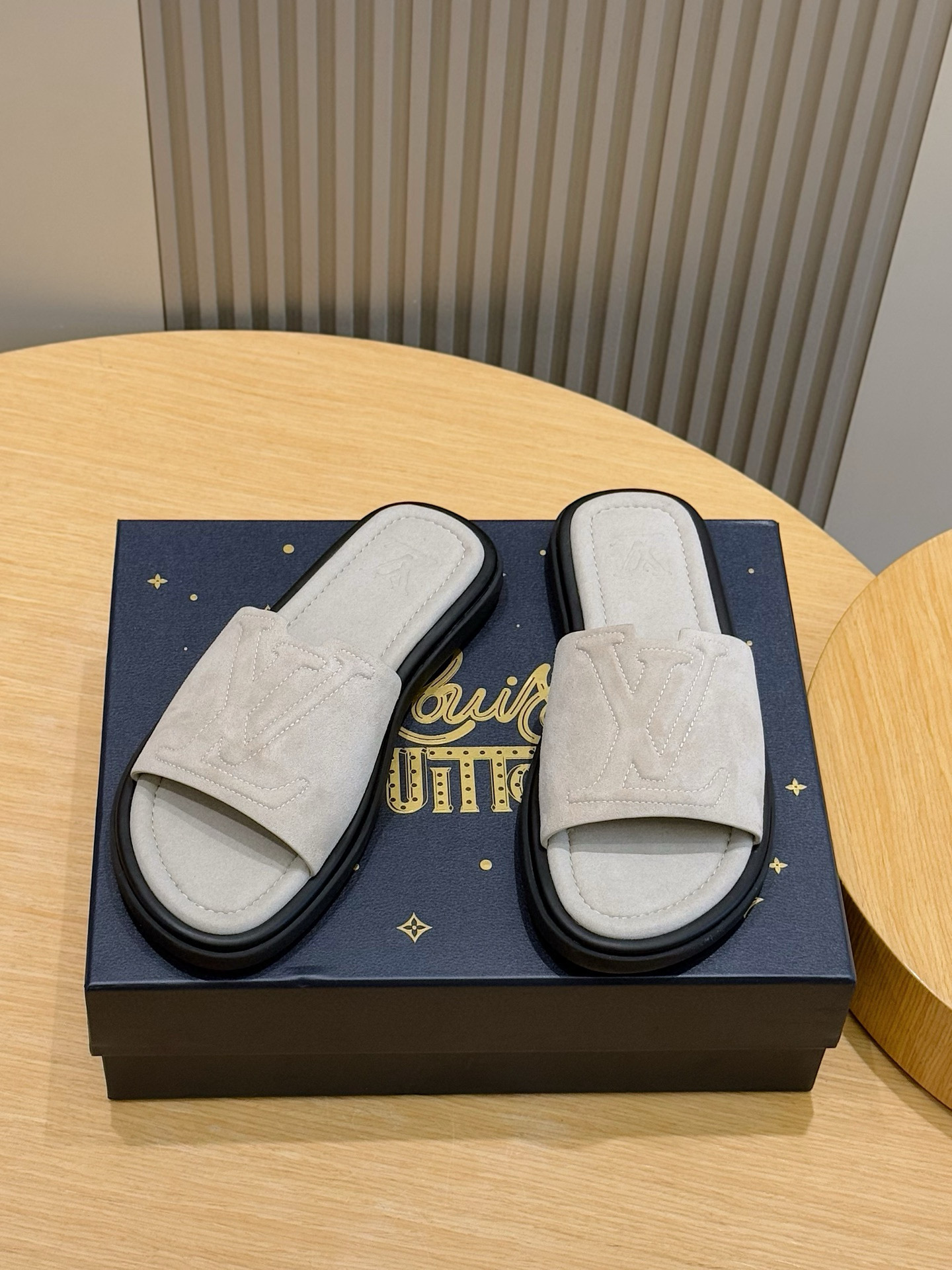 루이비통(LV) 워터프론트(Waterfront) 모노그램 워터프루프 슬리퍼 신발