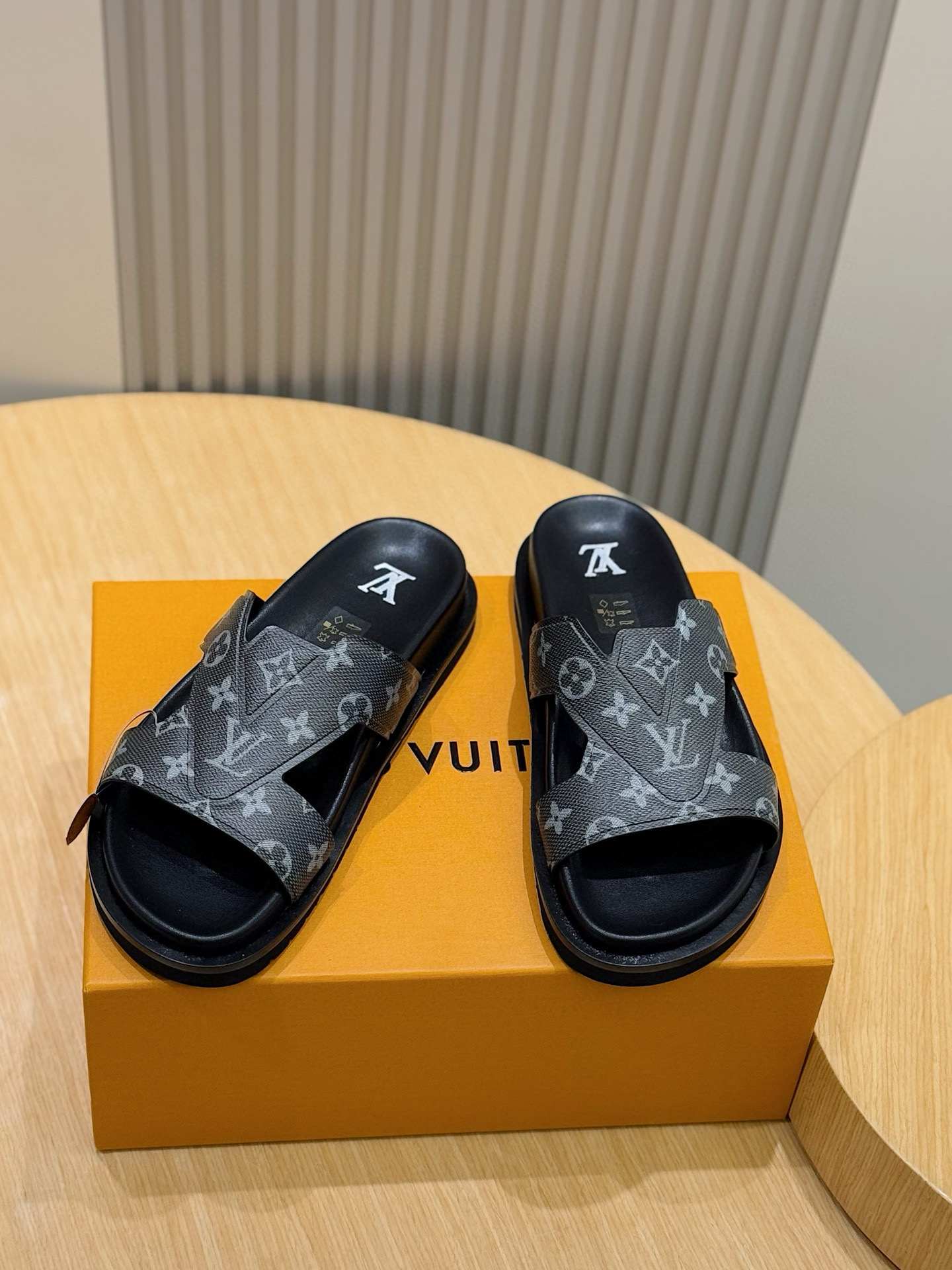 루이비통(LV) 오아시스(OASIS) 모노그램 스웨이드 뮬 슬리퍼 샌들 신발