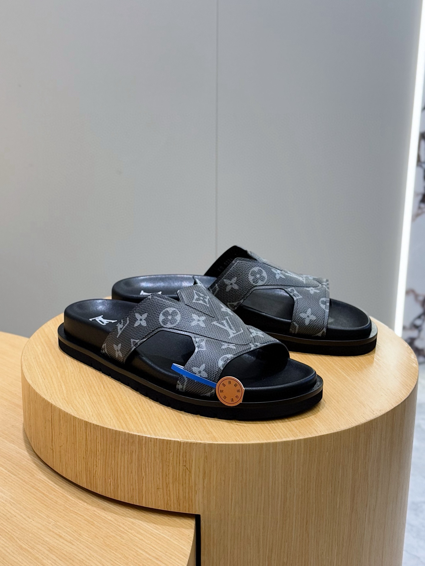 루이비통(LV) 오아시스(OASIS) 모노그램 스웨이드 뮬 슬리퍼 샌들 신발