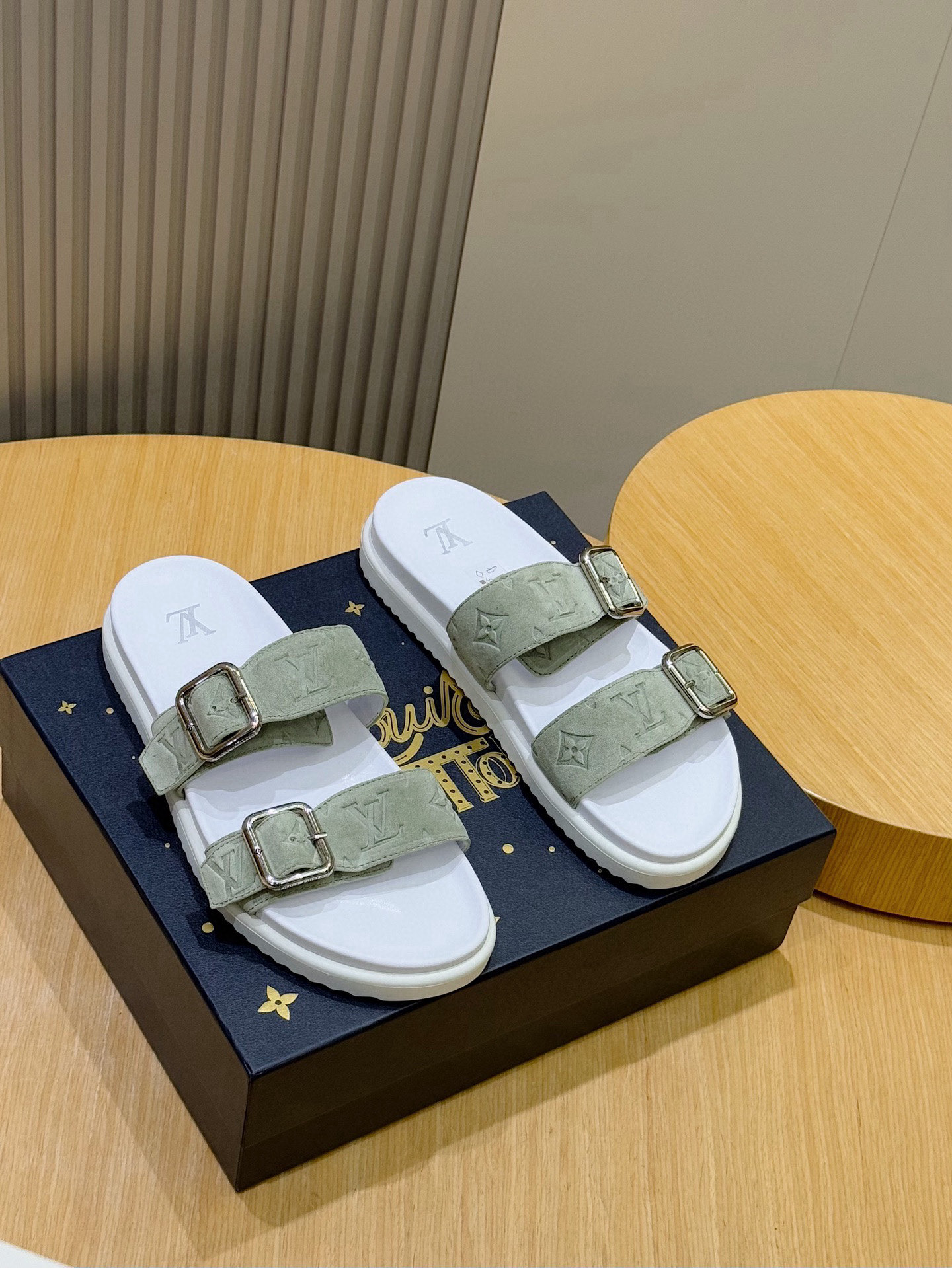 루이비통(LV) 오아시스(OASIS) 모노그램 스웨이드 뮬 슬리퍼 샌들 신발