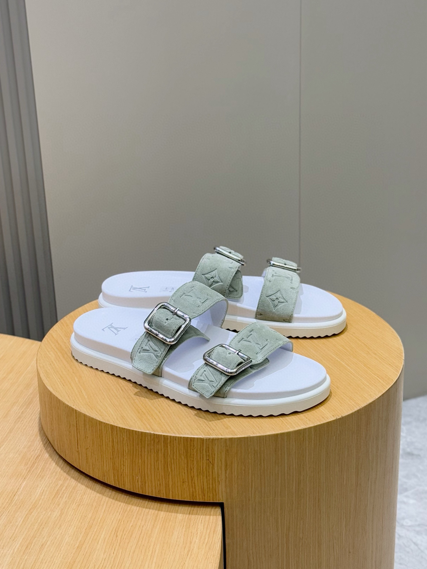 루이비통(LV) 오아시스(OASIS) 모노그램 스웨이드 뮬 슬리퍼 샌들 신발