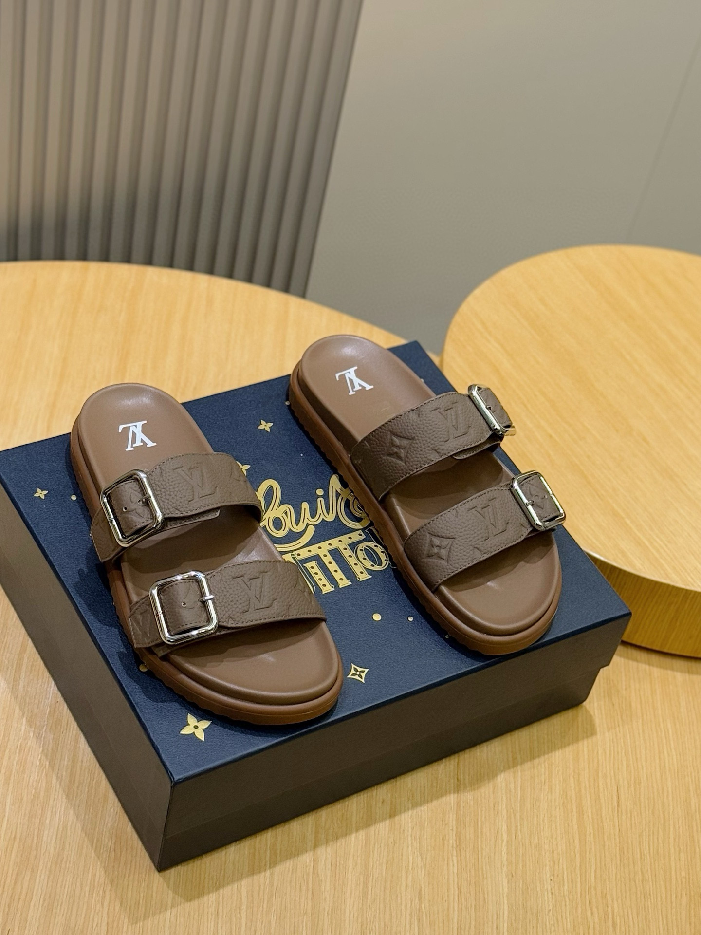 루이비통(LV) 오아시스(OASIS) 모노그램 스웨이드 뮬 슬리퍼 샌들 신발
