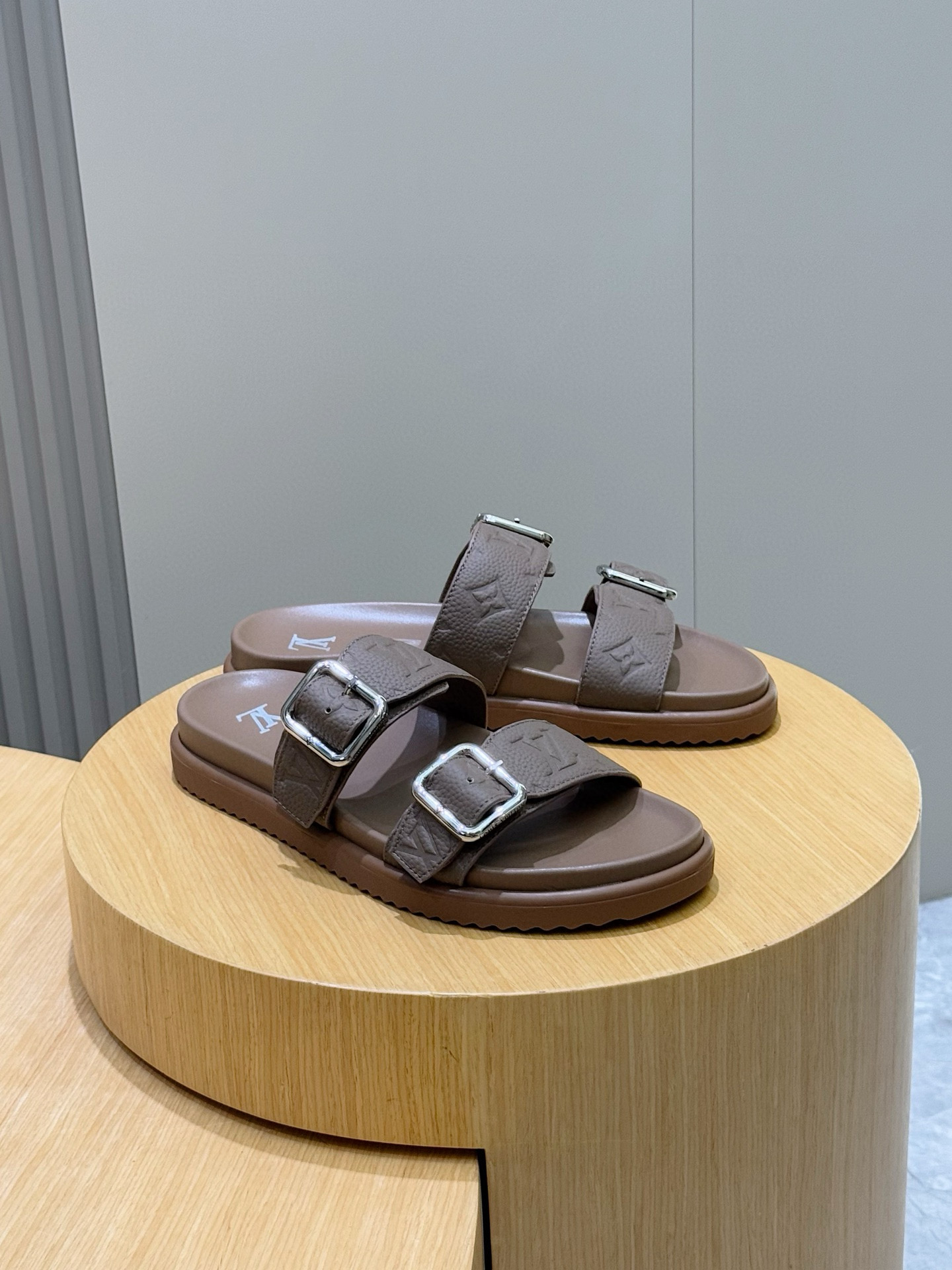 루이비통(LV) 오아시스(OASIS) 모노그램 스웨이드 뮬 슬리퍼 샌들 신발