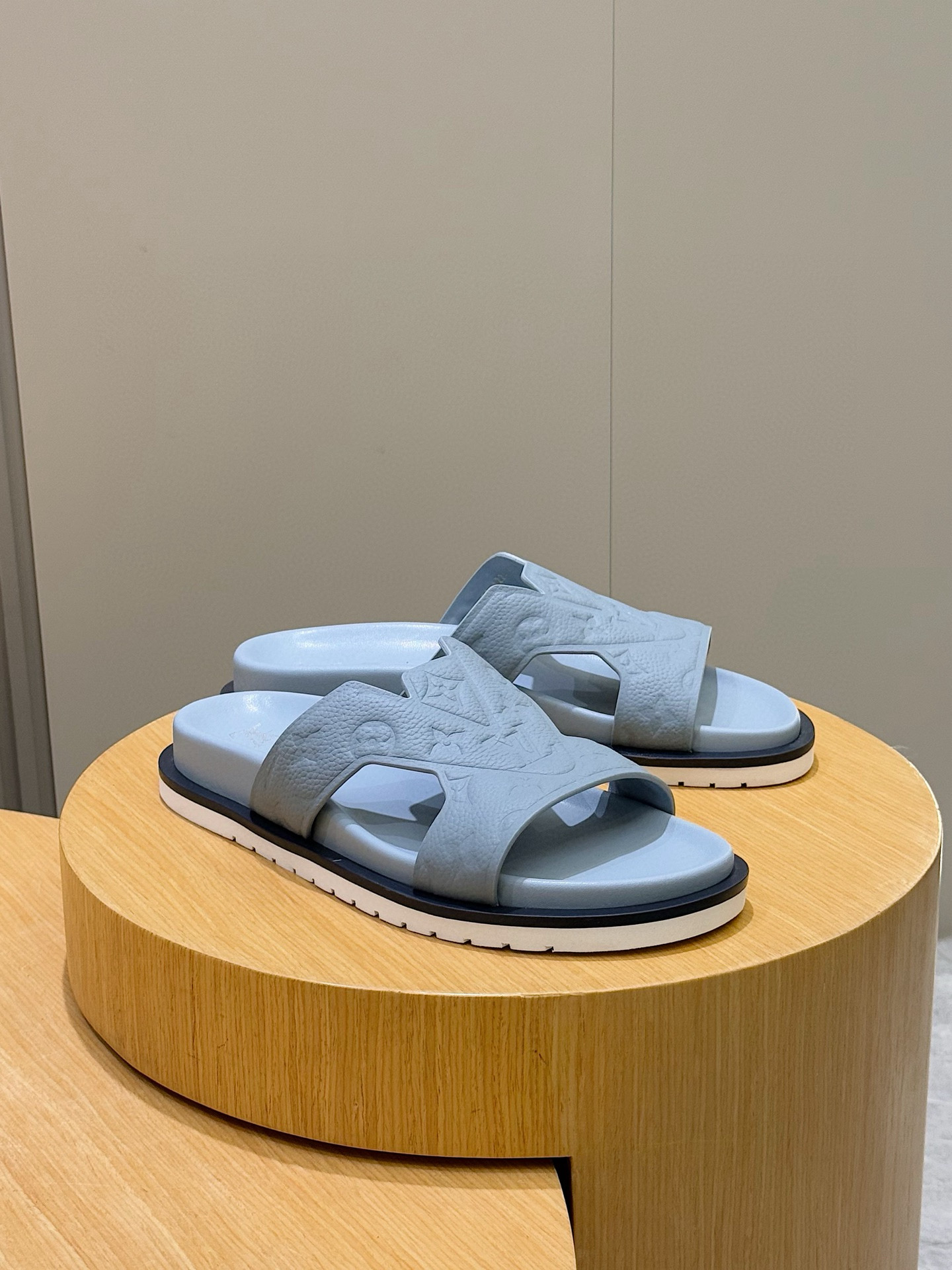 루이비통(LV) 오아시스(OASIS) 모노그램 스웨이드 뮬 슬리퍼 샌들 신발