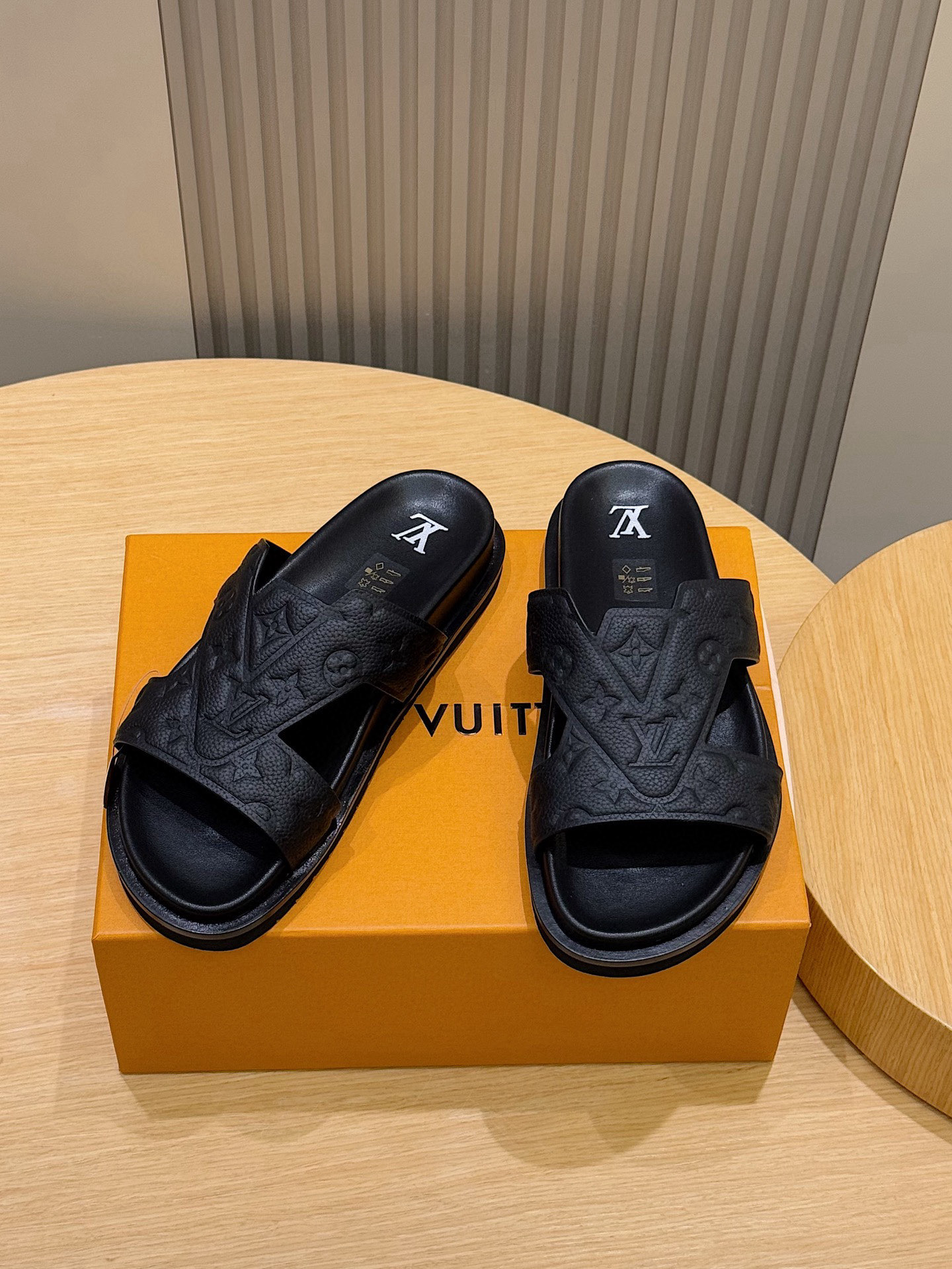 루이비통(LV) 오아시스(OASIS) 모노그램 스웨이드 뮬 슬리퍼 샌들 신발