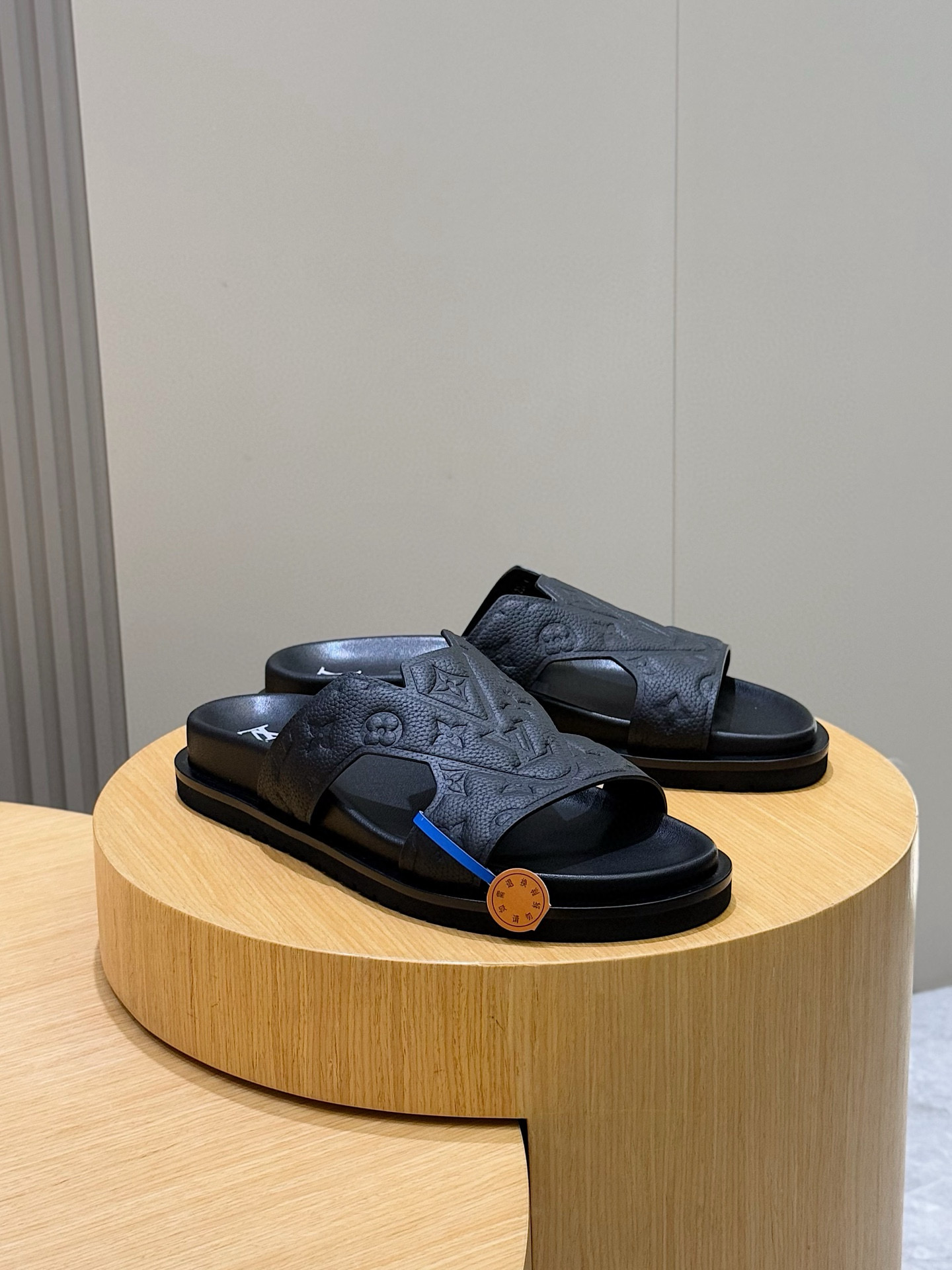 루이비통(LV) 오아시스(OASIS) 모노그램 스웨이드 뮬 슬리퍼 샌들 신발