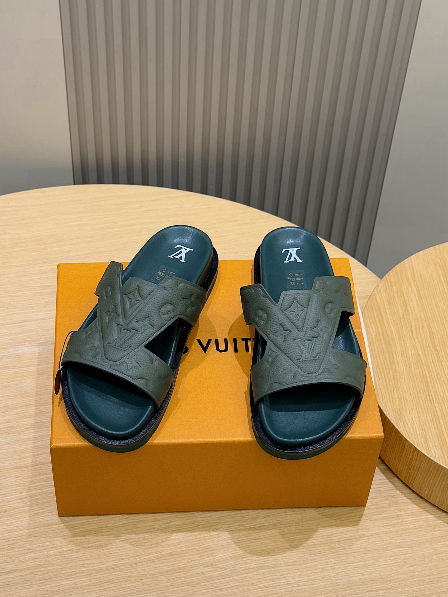 루이비통(LV) 오아시스(OASIS) 모노그램 스웨이드 뮬 슬리퍼 샌들 신발