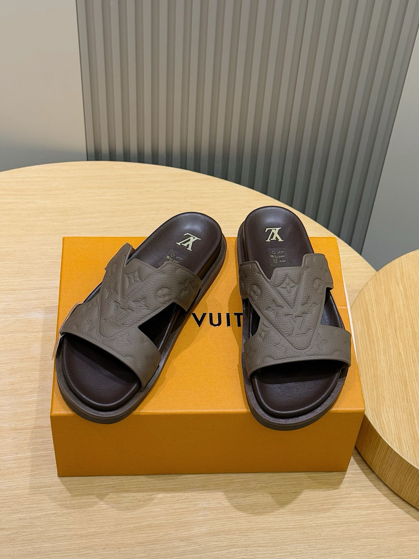 루이비통(LV) 오아시스(OASIS) 모노그램 스웨이드 뮬 슬리퍼 샌들 신발