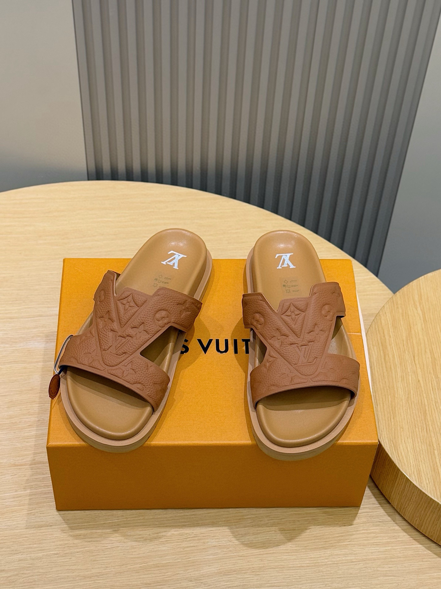 루이비통(LV) 오아시스(OASIS) 모노그램 스웨이드 뮬 슬리퍼 샌들 신발