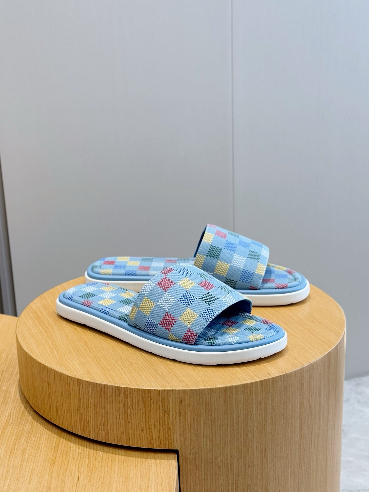 루이비통(LV) 워터프론트(Waterfront) 모노그램 워터프루프 슬리퍼 신발