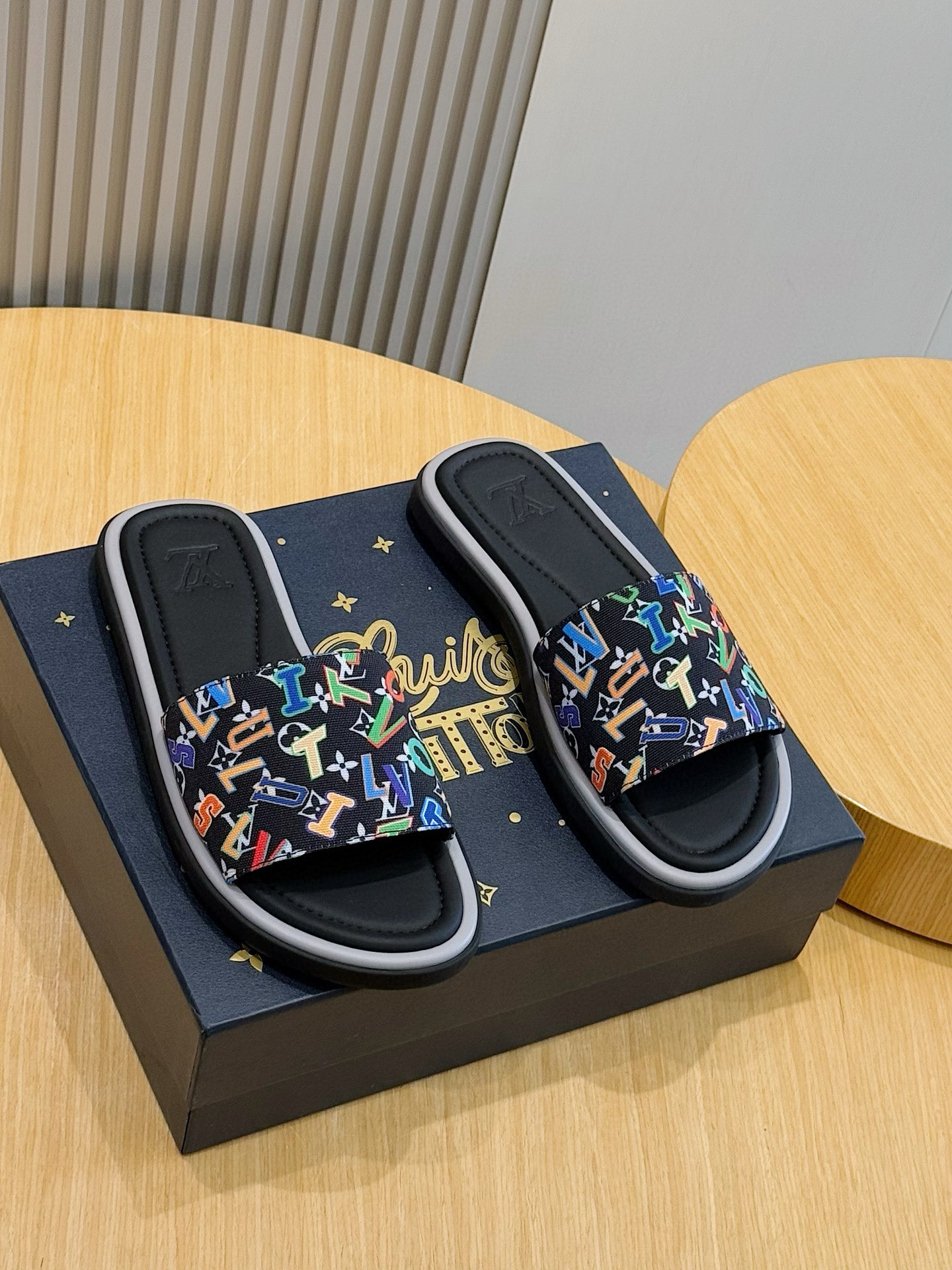 루이비통(LV) 워터프론트(Waterfront) 모노그램 워터프루프 슬리퍼 신발