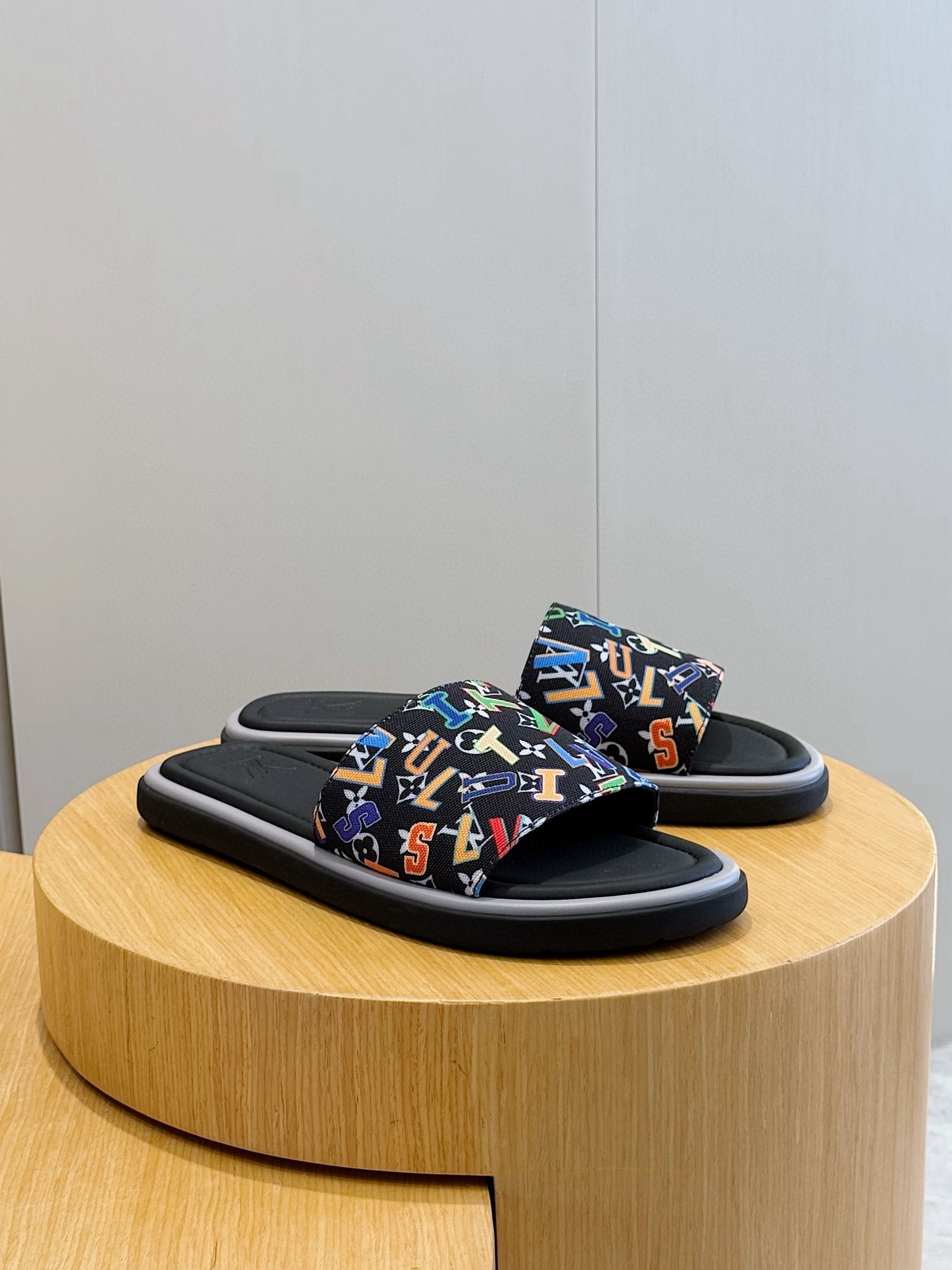 루이비통(LV) 워터프론트(Waterfront) 모노그램 워터프루프 슬리퍼 신발