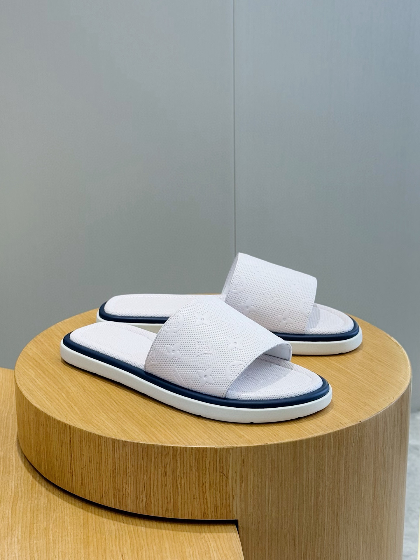 루이비통(LV) 워터프론트(Waterfront) 모노그램 워터프루프 슬리퍼 신발