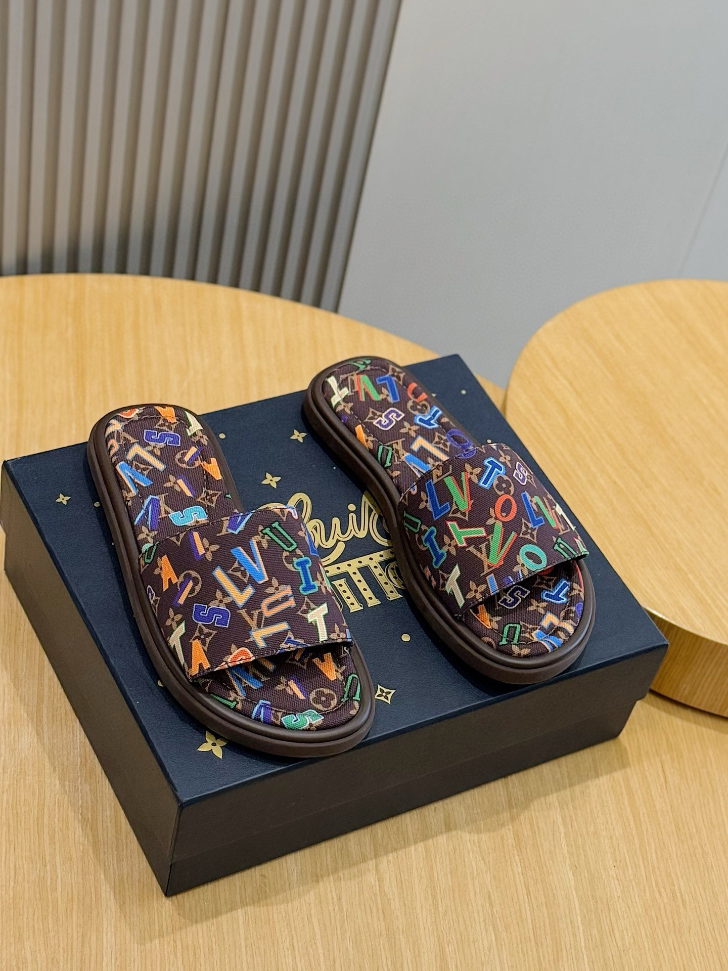 루이비통(LV) 워터프론트(Waterfront) 모노그램 워터프루프 슬리퍼 신발