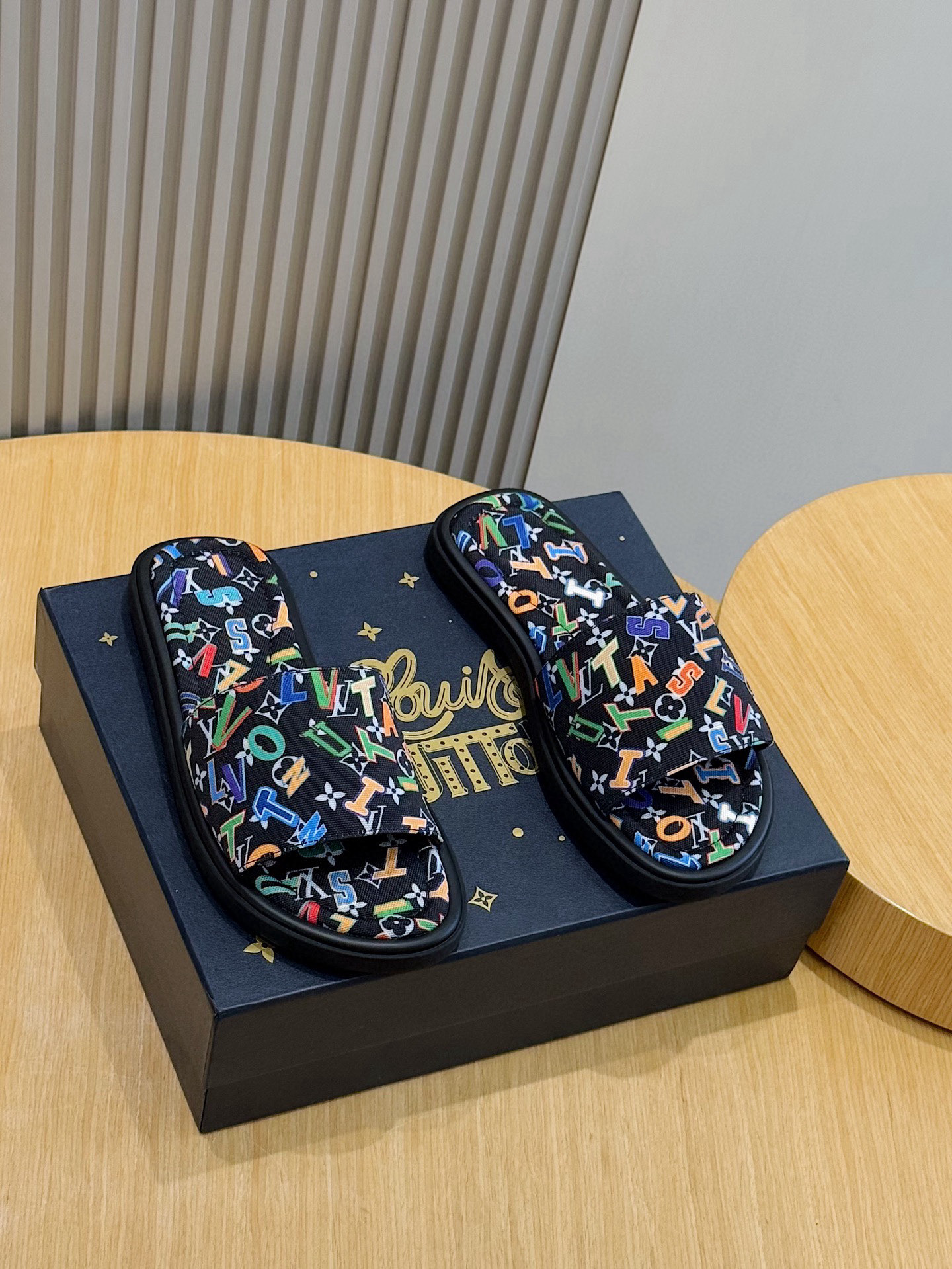 루이비통(LV) 워터프론트(Waterfront) 모노그램 워터프루프 슬리퍼 신발