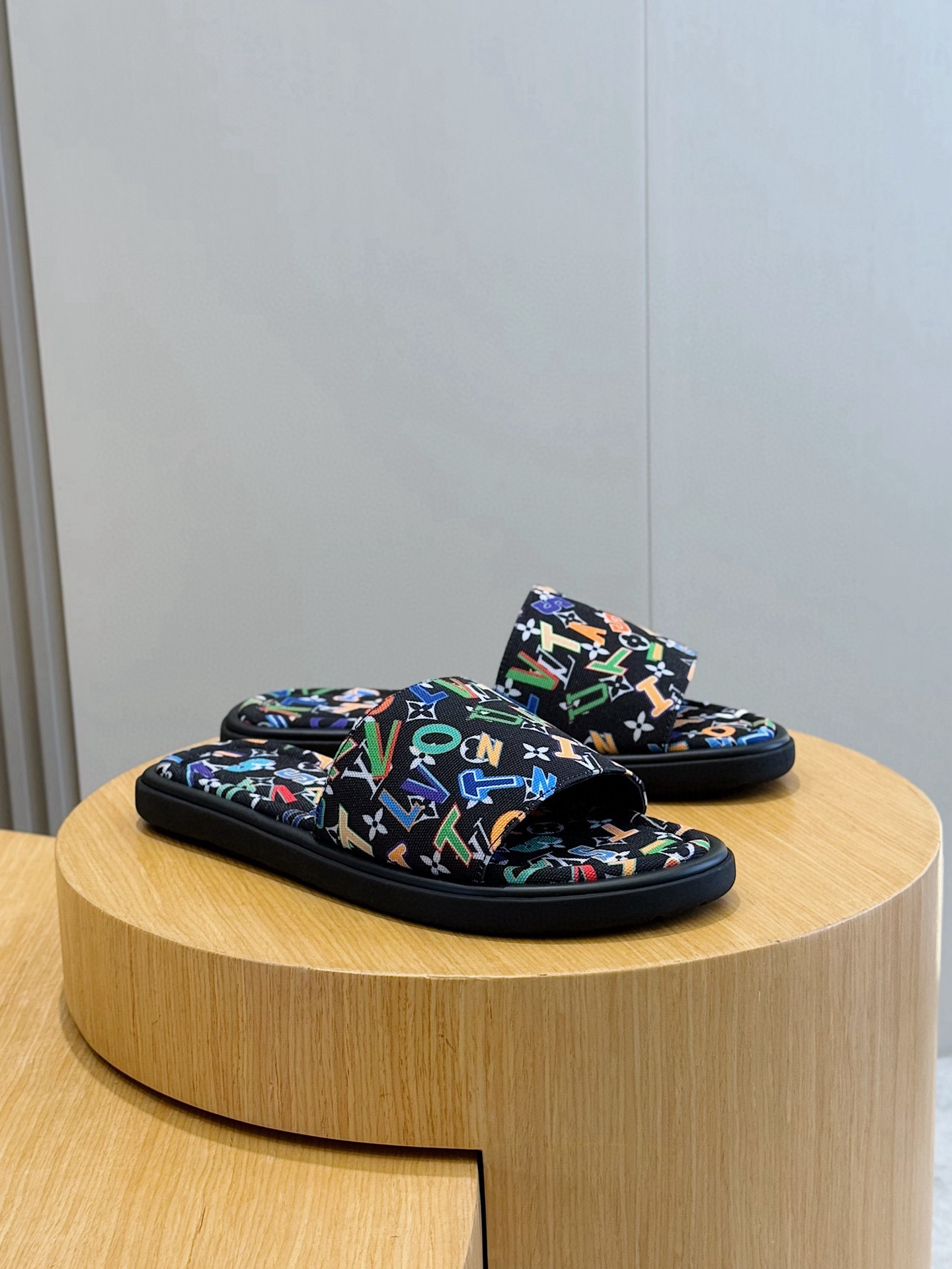 루이비통(LV) 워터프론트(Waterfront) 모노그램 워터프루프 슬리퍼 신발