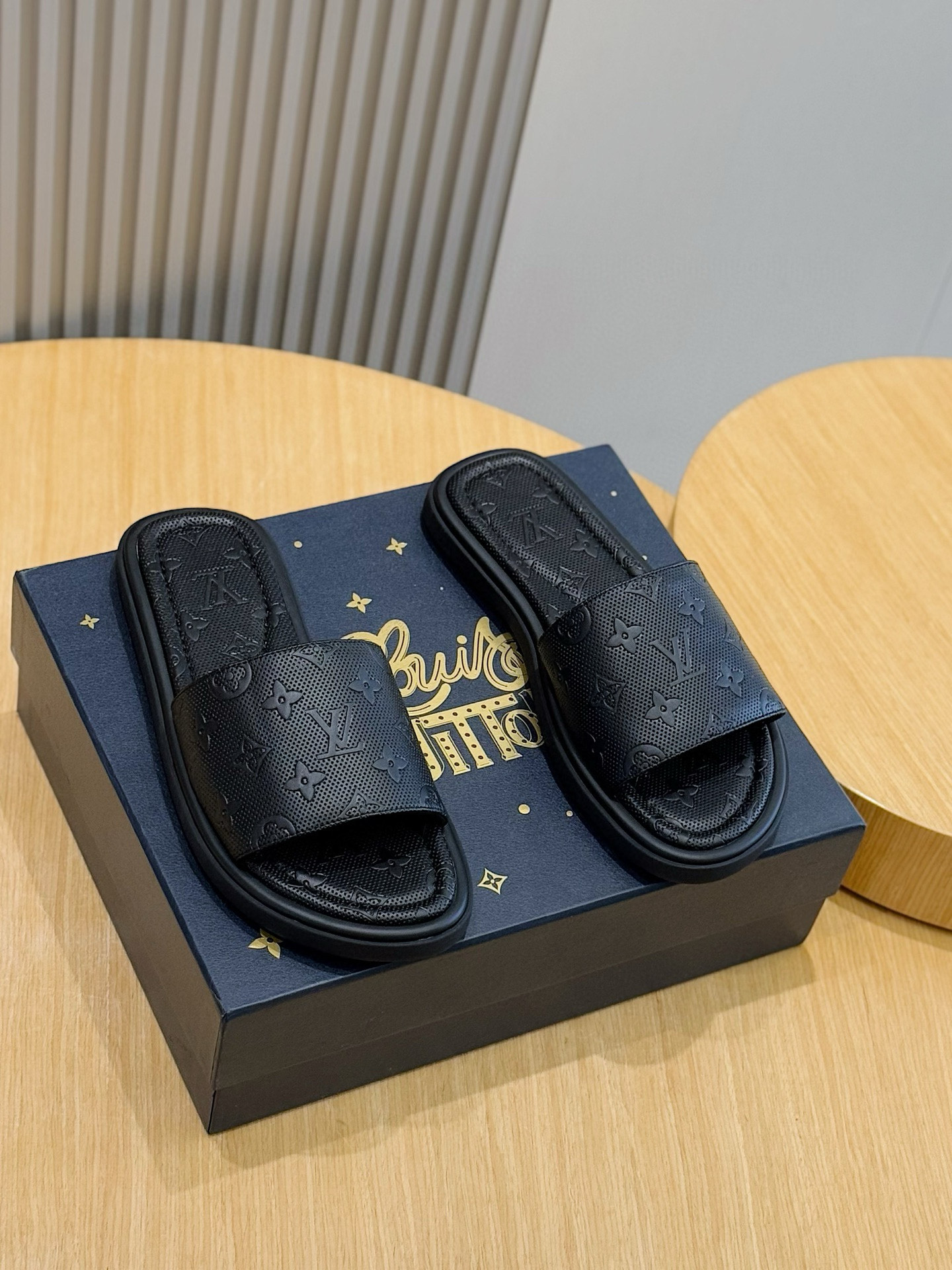 루이비통(LV) 워터프론트(Waterfront) 모노그램 워터프루프 슬리퍼 신발