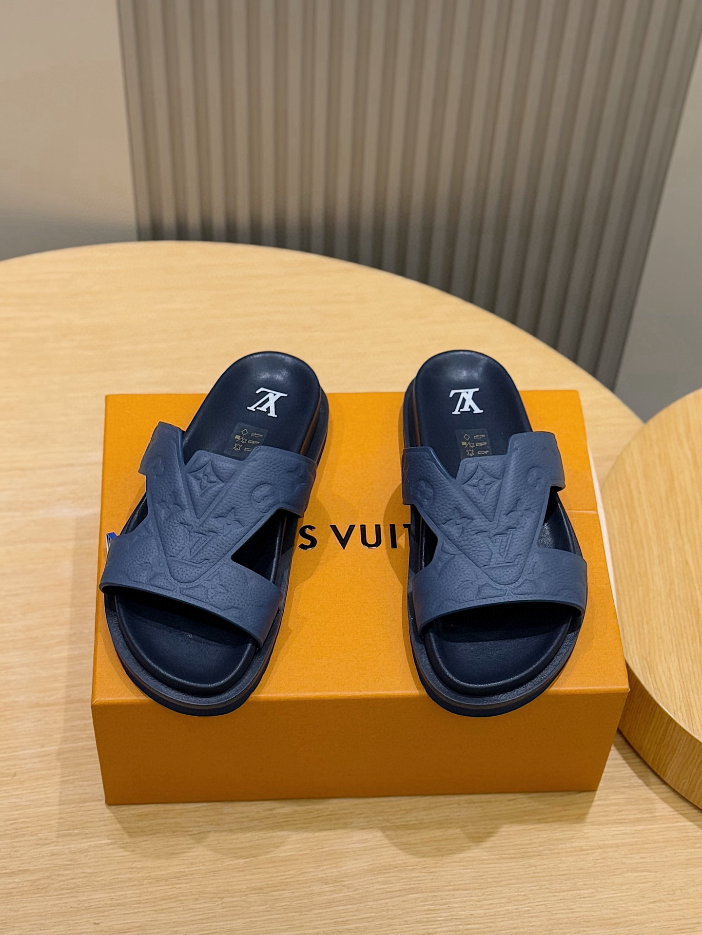 루이비통(LV) 오아시스(OASIS) 모노그램 스웨이드 뮬 슬리퍼 샌들 신발