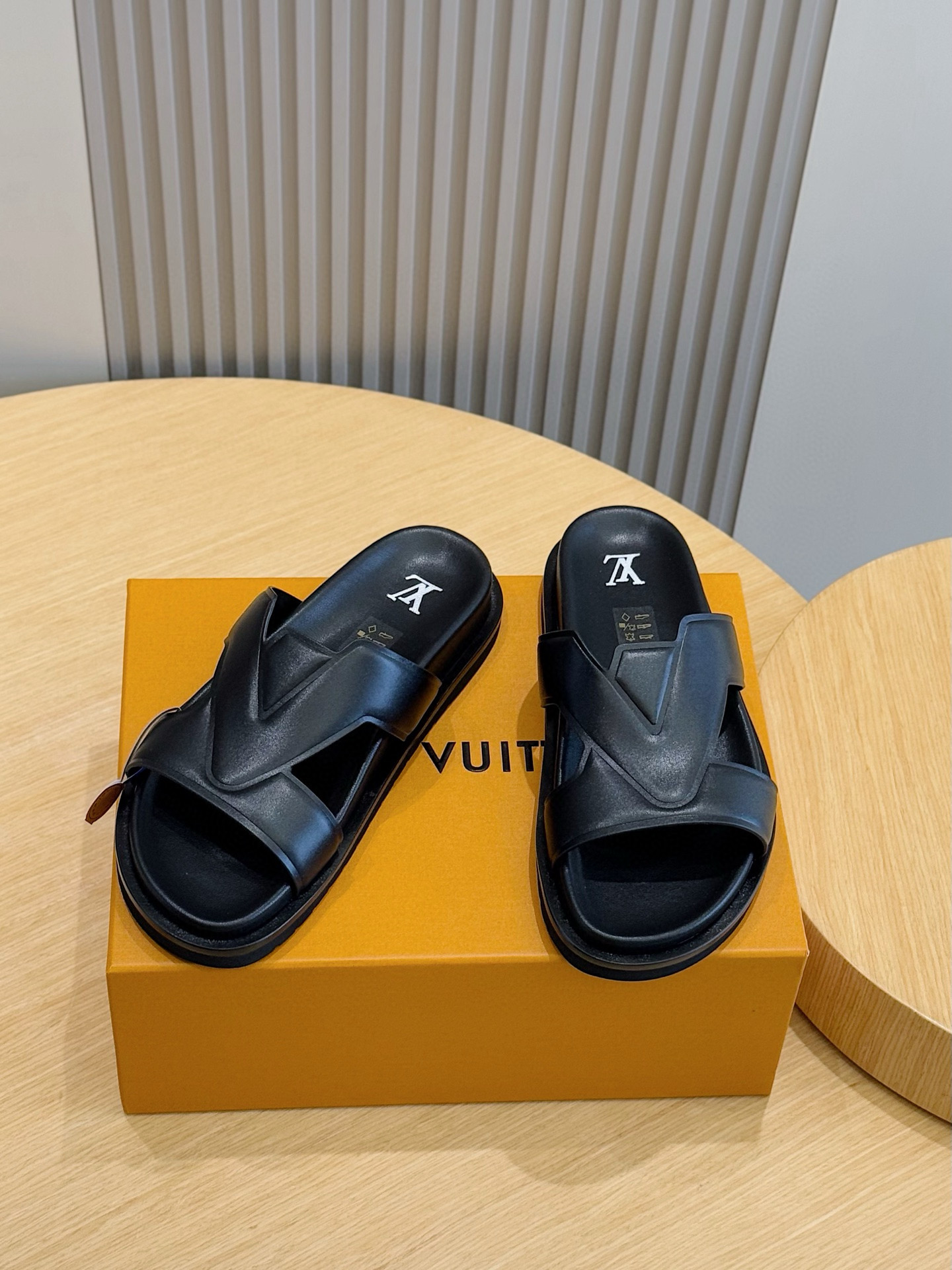 루이비통(LV) 오아시스(OASIS) 모노그램 스웨이드 뮬 슬리퍼 샌들 신발