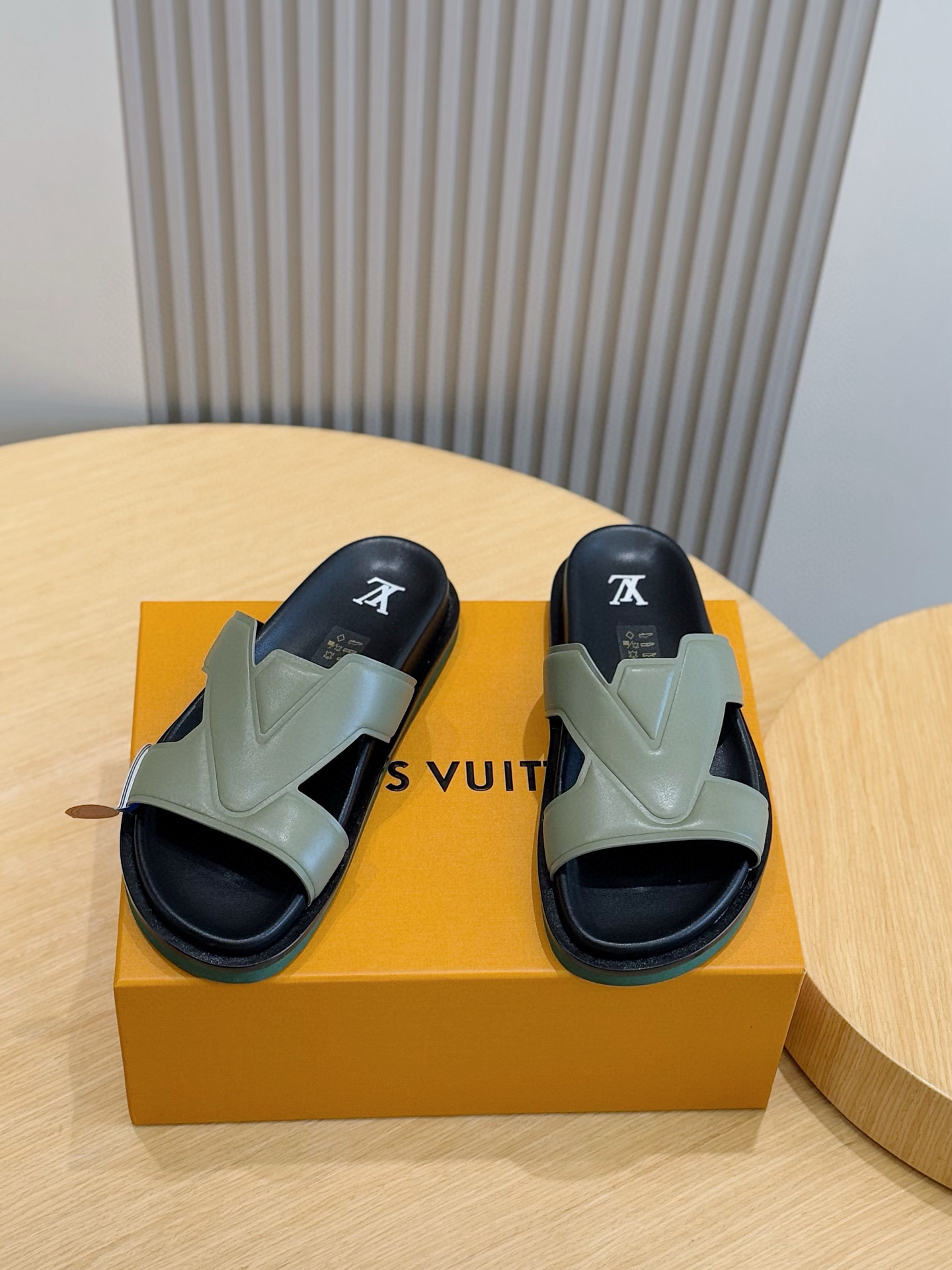 루이비통(LV) 오아시스(OASIS) 모노그램 스웨이드 뮬 슬리퍼 샌들 신발