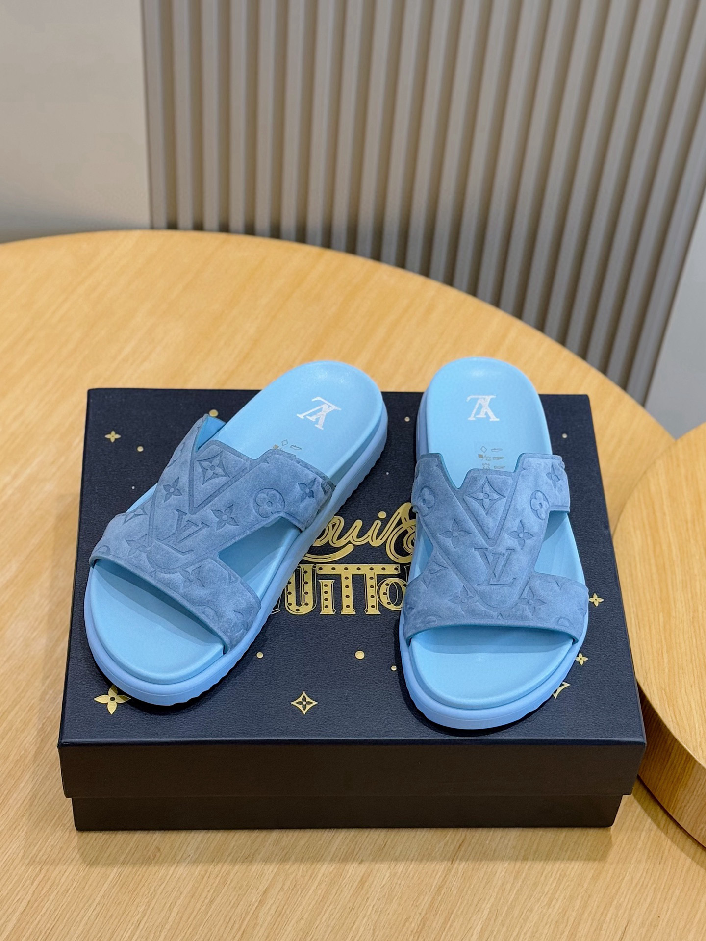 루이비통(LV) 오아시스(OASIS) 모노그램 스웨이드 뮬 슬리퍼 샌들 신발