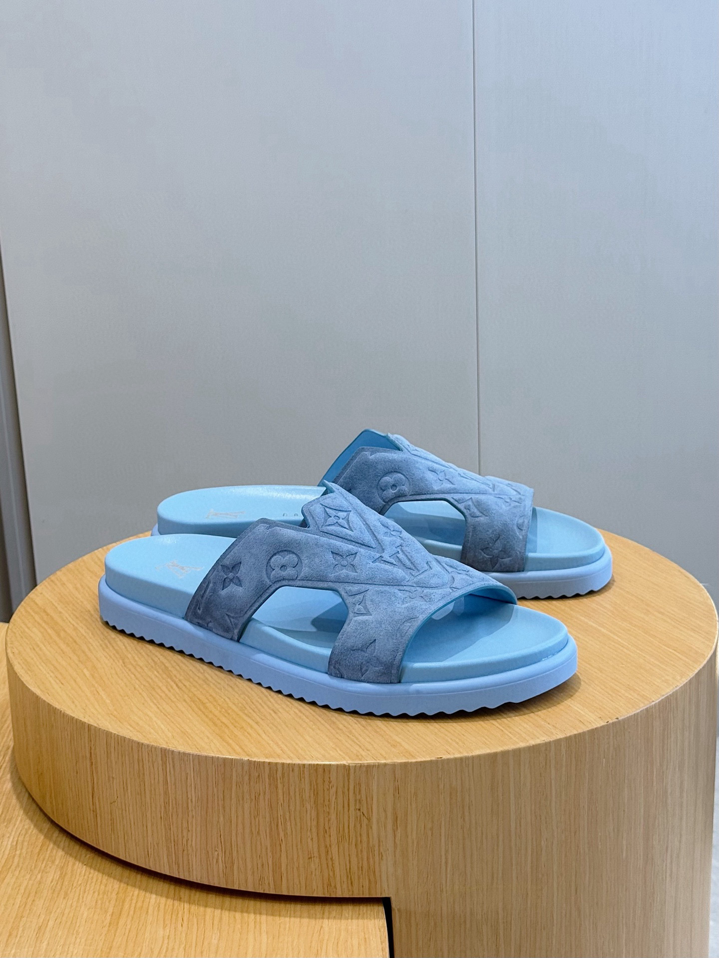 루이비통(LV) 오아시스(OASIS) 모노그램 스웨이드 뮬 슬리퍼 샌들 신발