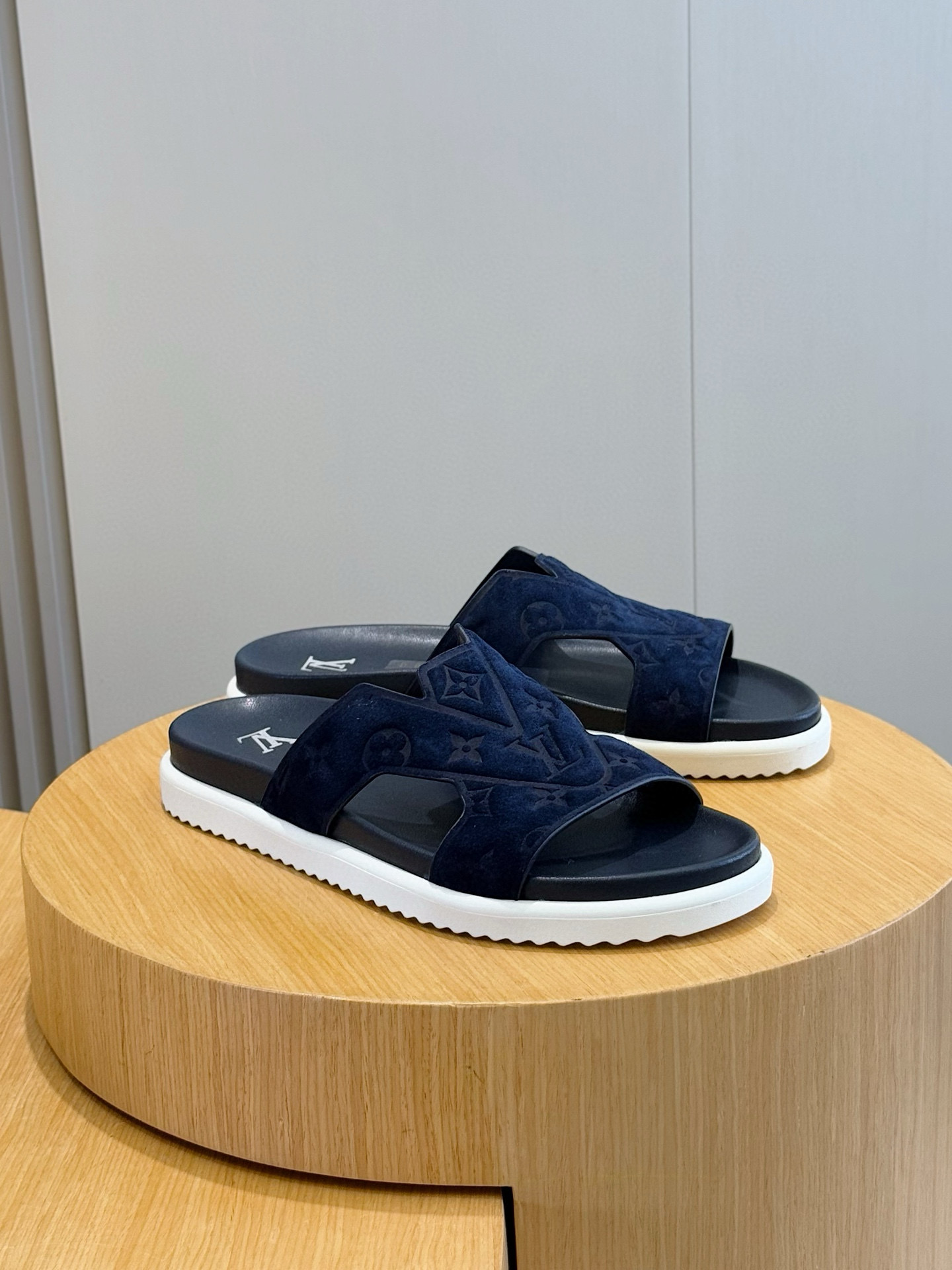 루이비통(LV) 오아시스(OASIS) 모노그램 스웨이드 뮬 슬리퍼 샌들 신발