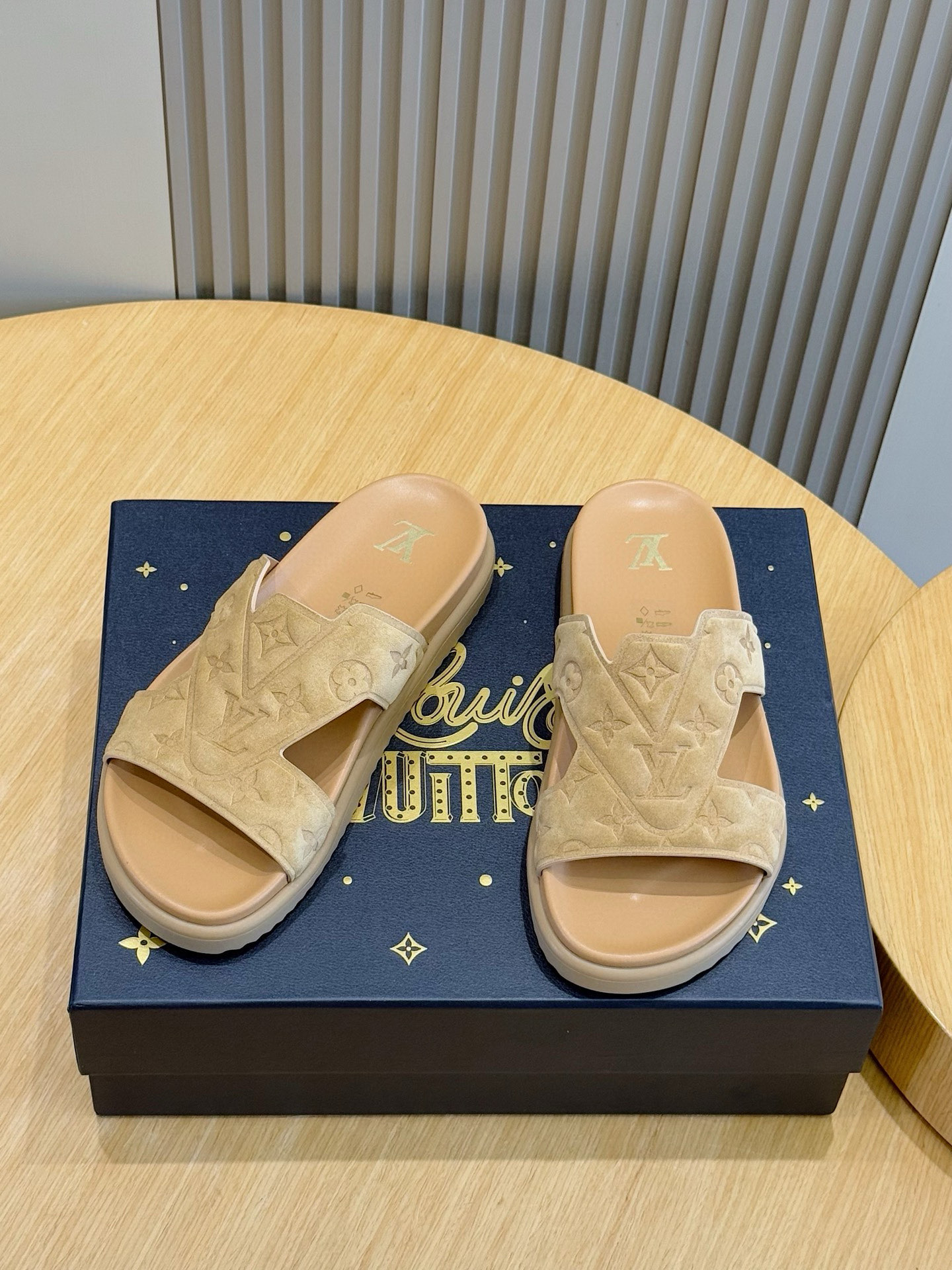루이비통(LV) 오아시스(OASIS) 모노그램 스웨이드 뮬 슬리퍼 샌들 신발