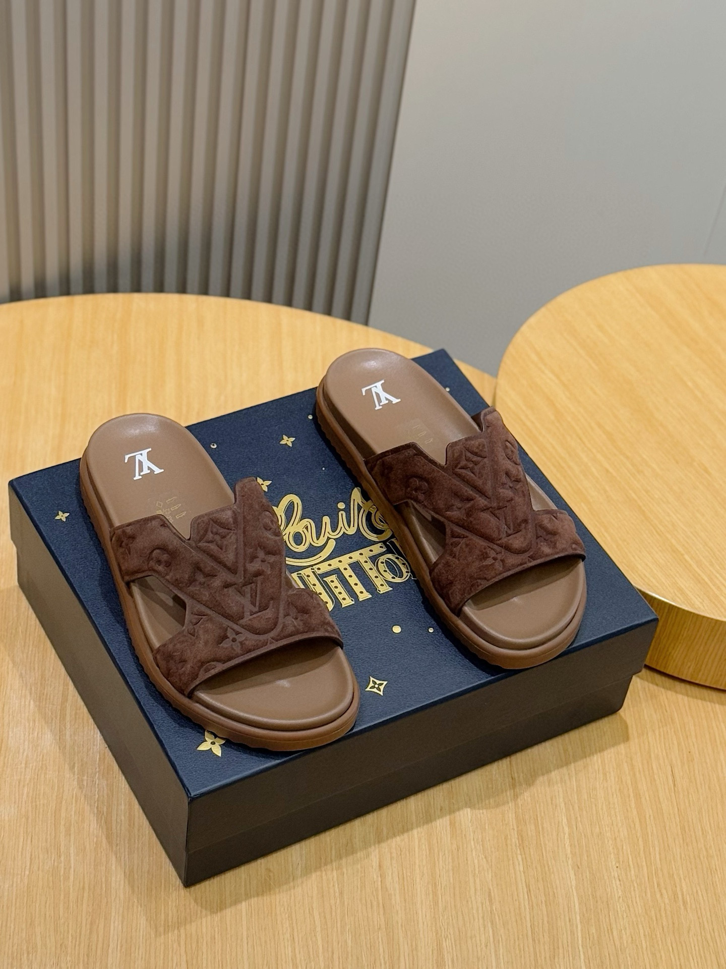 루이비통(LV) 오아시스(OASIS) 모노그램 스웨이드 뮬 슬리퍼 샌들 신발