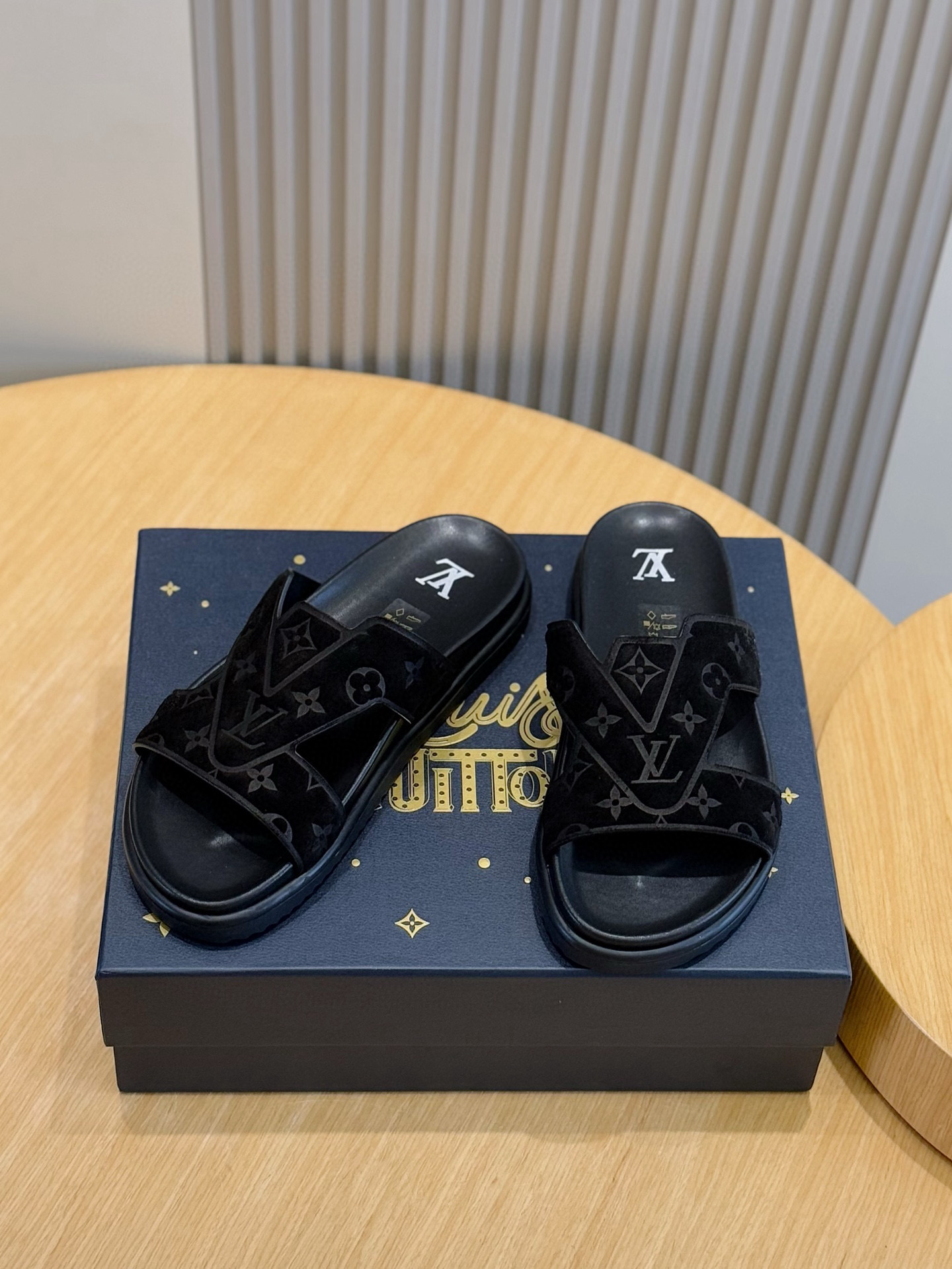 루이비통(LV) 오아시스(OASIS) 모노그램 스웨이드 뮬 슬리퍼 샌들 신발