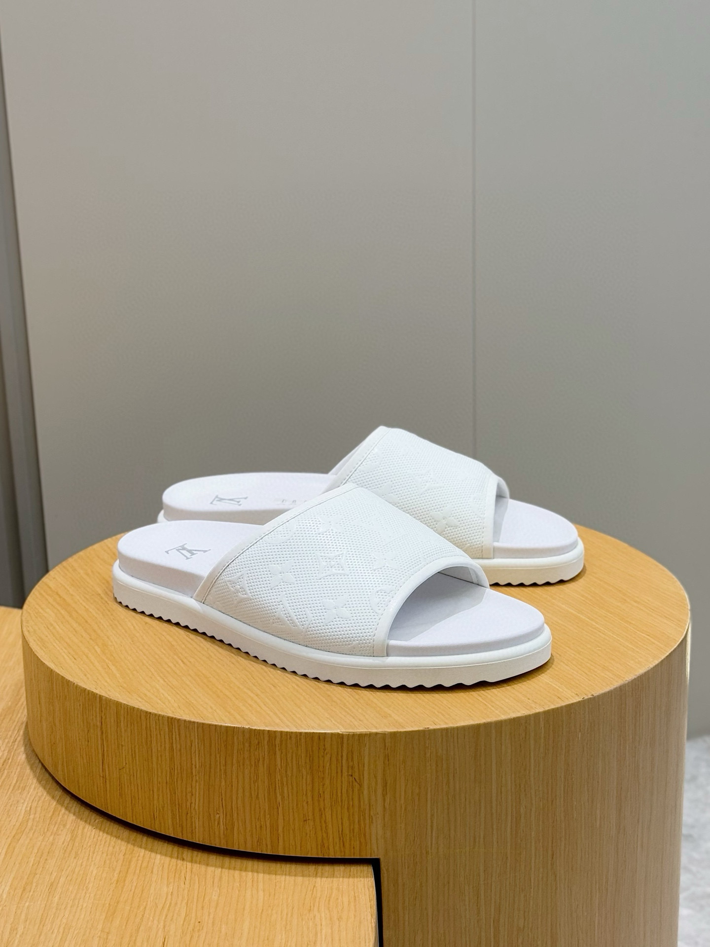 루이비통(LV) 오아시스(OASIS) 모노그램 스웨이드 뮬 슬리퍼 샌들 신발