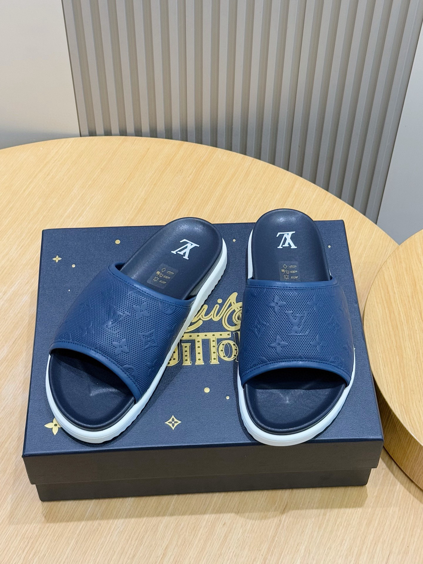 루이비통(LV) 오아시스(OASIS) 모노그램 스웨이드 뮬 슬리퍼 샌들 신발