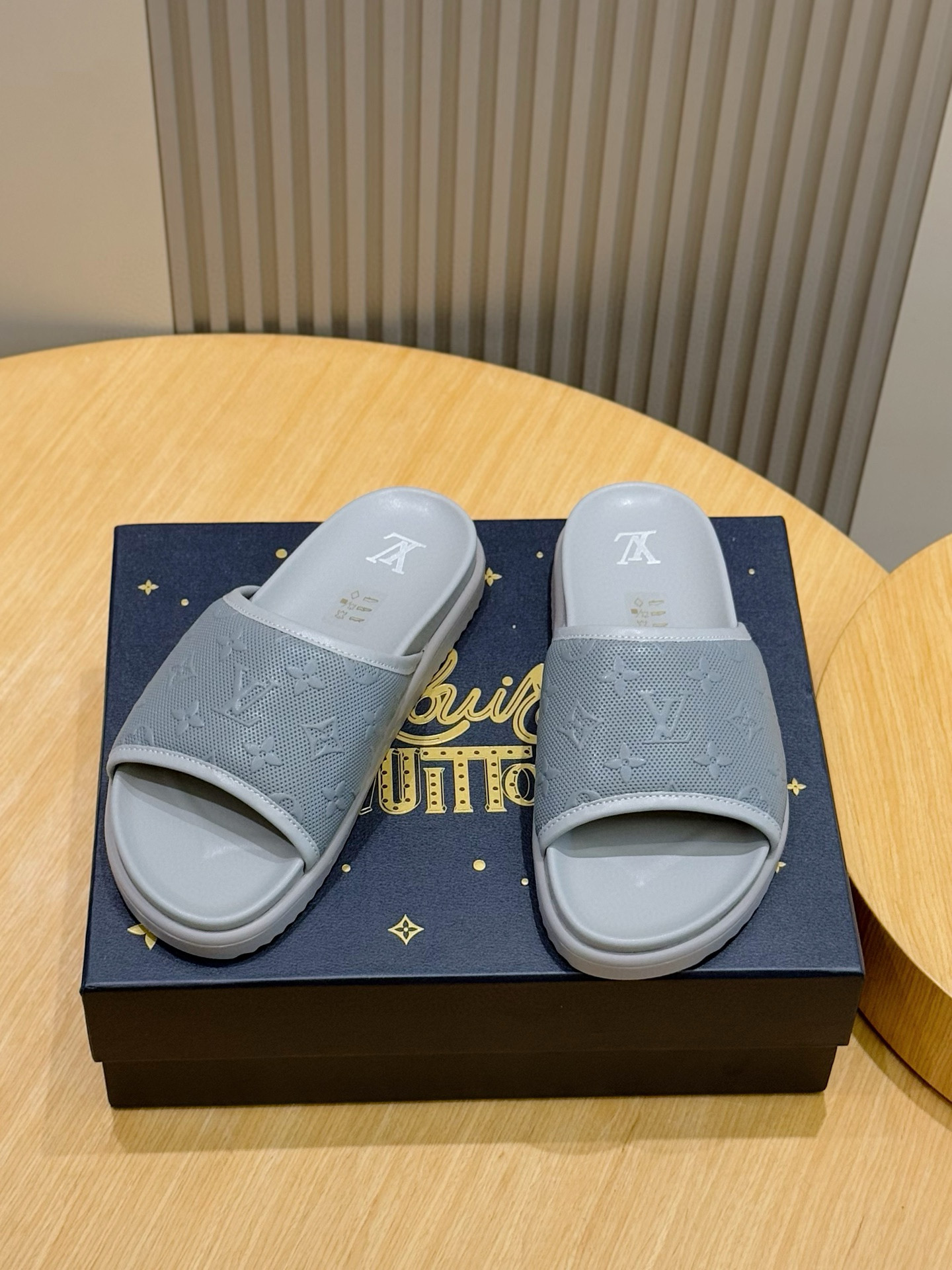 루이비통(LV) 오아시스(OASIS) 모노그램 스웨이드 뮬 슬리퍼 샌들 신발