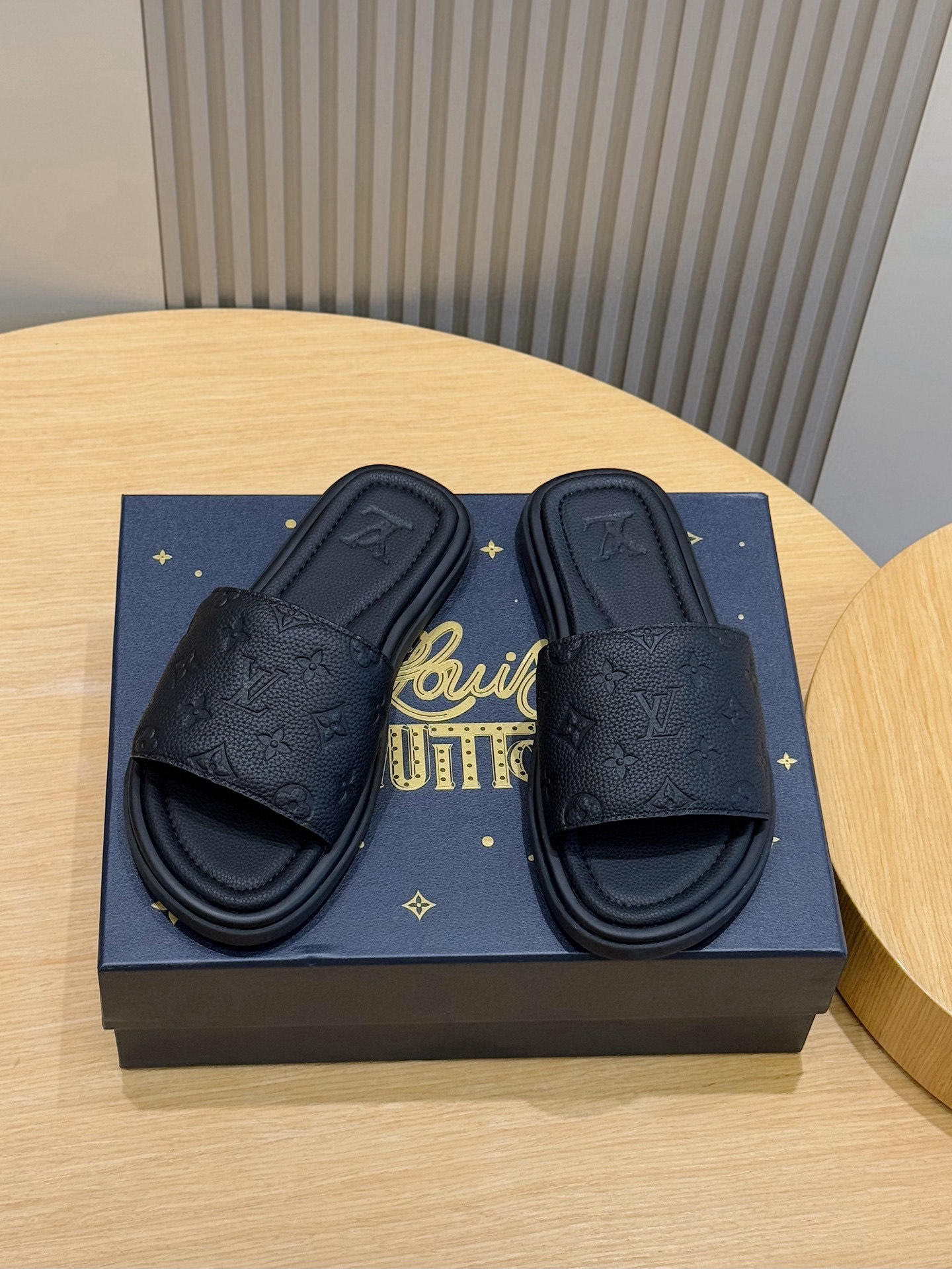 루이비통(LV) 워터프론트(Waterfront) 모노그램 워터프루프 슬리퍼 신발