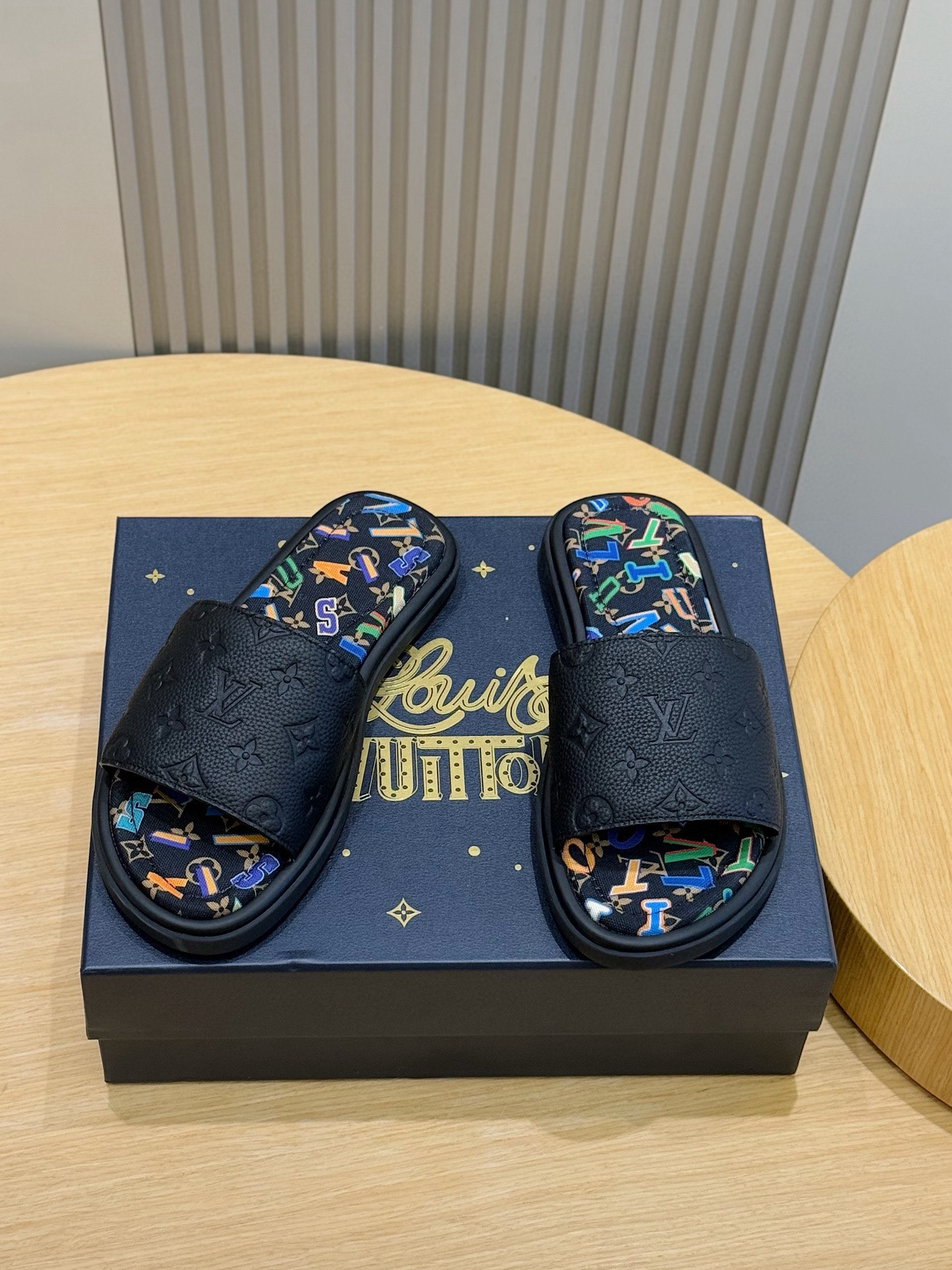 루이비통(LV) 워터프론트(Waterfront) 모노그램 워터프루프 슬리퍼 신발