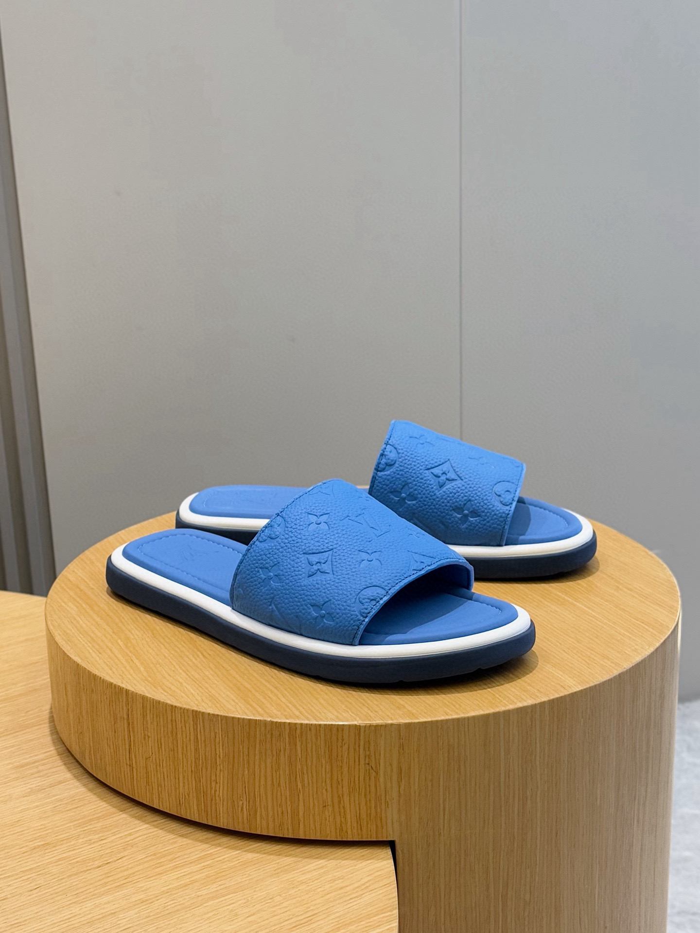 루이비통(LV) 워터프론트(Waterfront) 모노그램 워터프루프 슬리퍼 신발