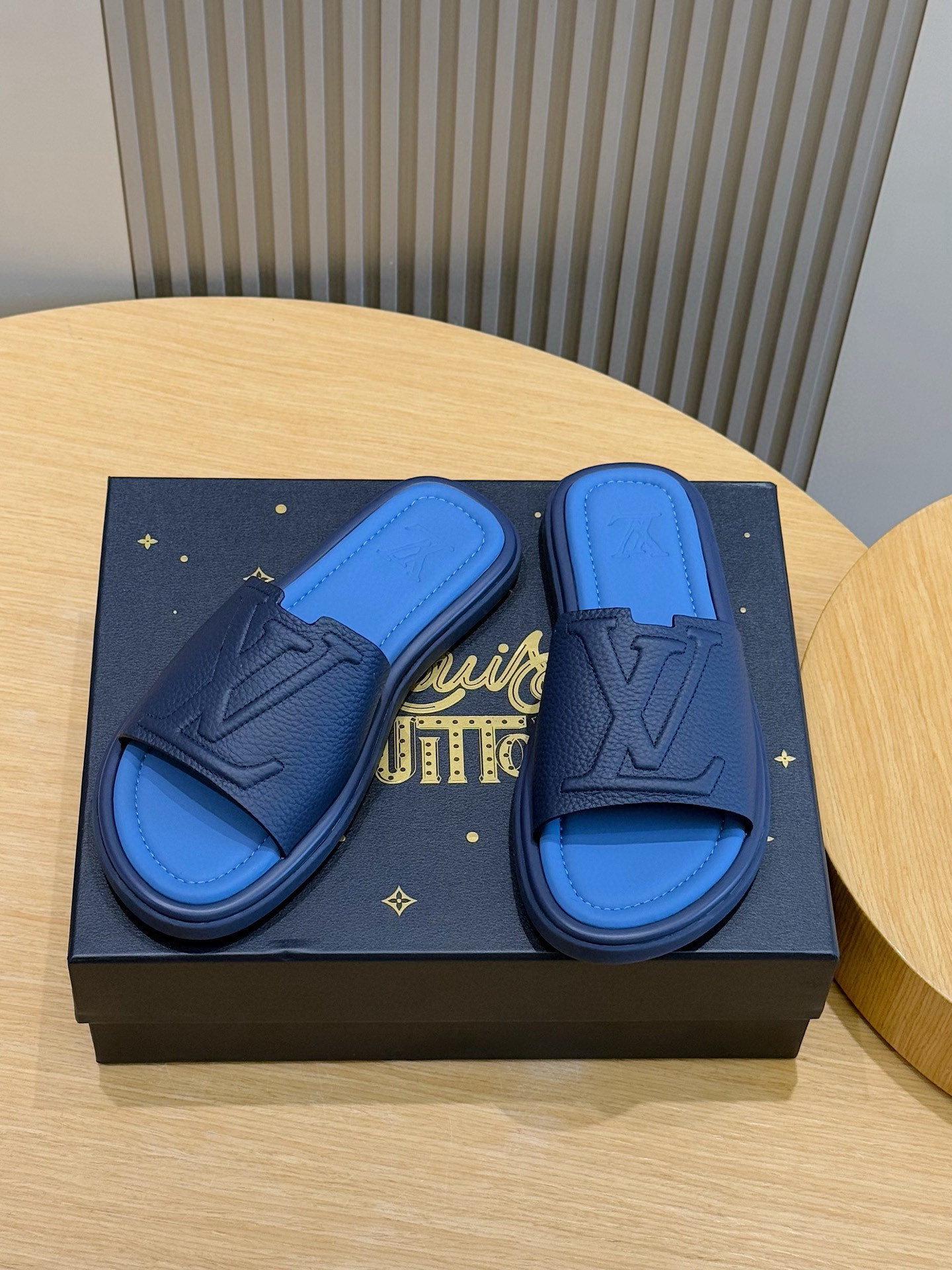 루이비통(LV) 워터프론트(Waterfront) 모노그램 워터프루프 슬리퍼 신발