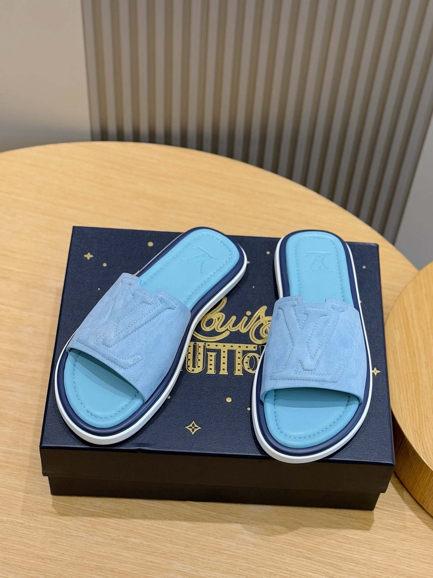 루이비통(LV) 워터프론트(Waterfront) 모노그램 워터프루프 슬리퍼 신발