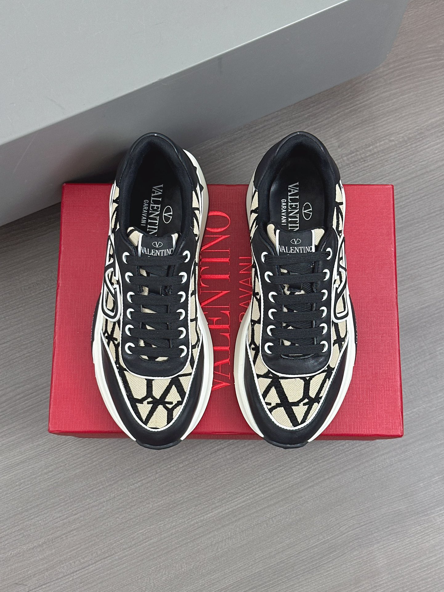 발렌티노(Valentino) 나파 레더 & 테크니컬 메쉬 스니커즈 신발