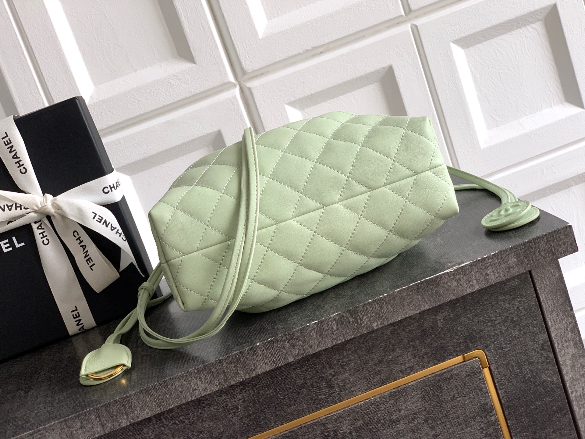 샤넬(Chanel) 클래식 퀼팅 레더 럭키백(드로스트링) 버킷백 가방