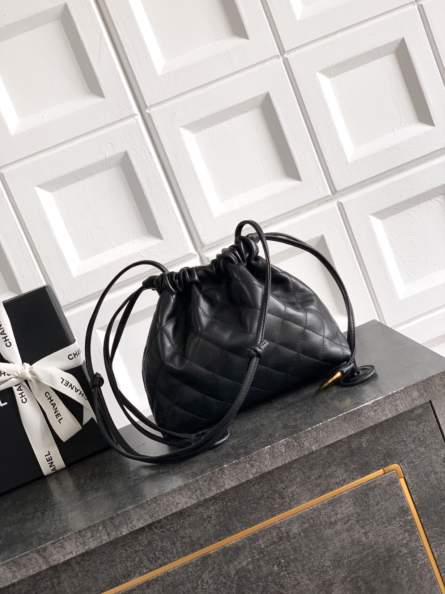 샤넬(Chanel) 클래식 퀼팅 레더 럭키백(드로스트링) 버킷백 가방