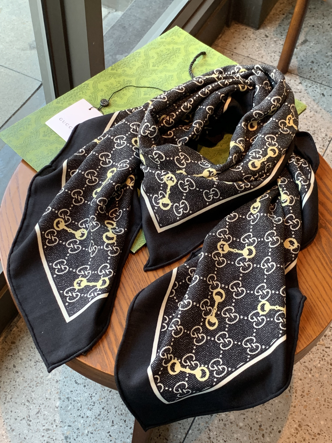 구찌(GUCCI) GG 더블 페이스 실크 캐시미어 숄 목도리 스카프