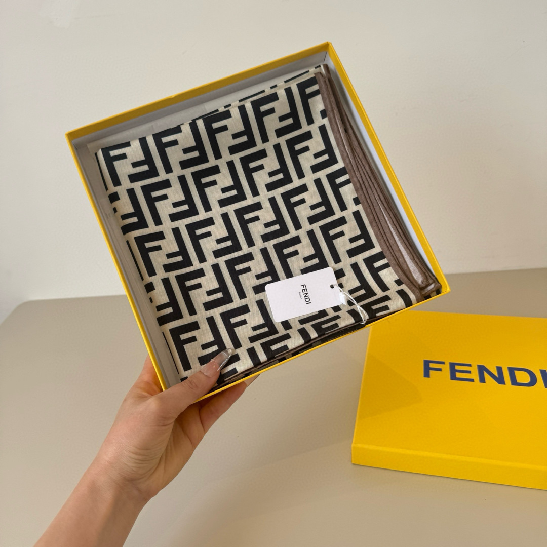펜디(FENDI) FF 로고 실크 스카프 목도리 스카프
