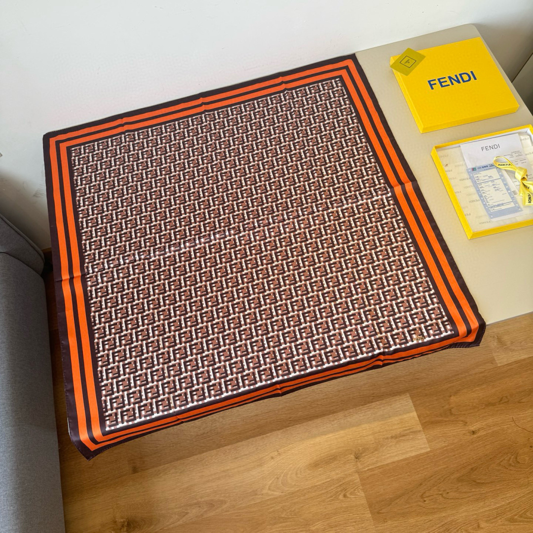 펜디(FENDI) 모노그램 실크 스카프 목도리 스카프