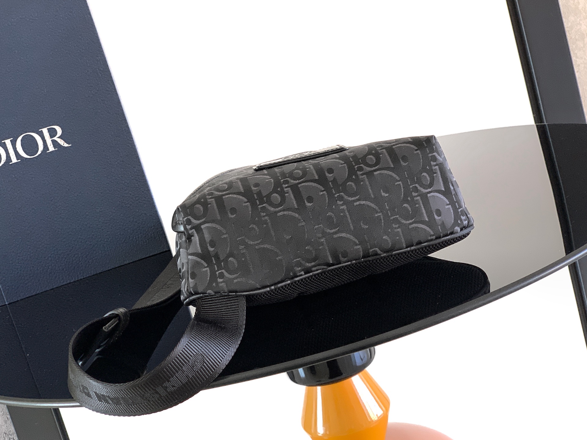 디올(Dior) 트렉(Trek) 지퍼 슬링백 가방 - 블랙 오블리크