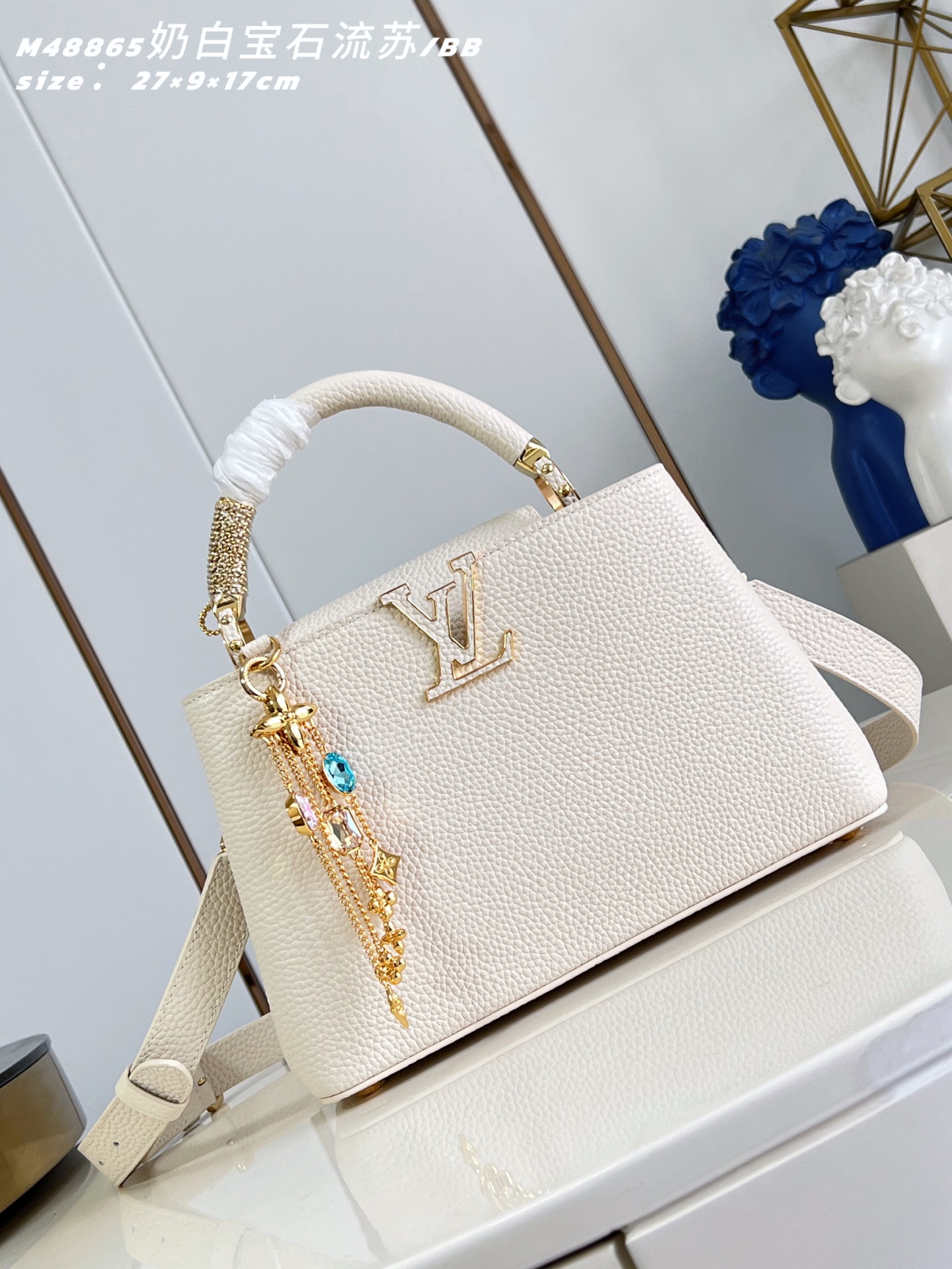 루이비통(Louis Vuitton) LV 카퓌신 BB 토트백 숄더백 가방 - 밀크 화이트 메탈 테슬